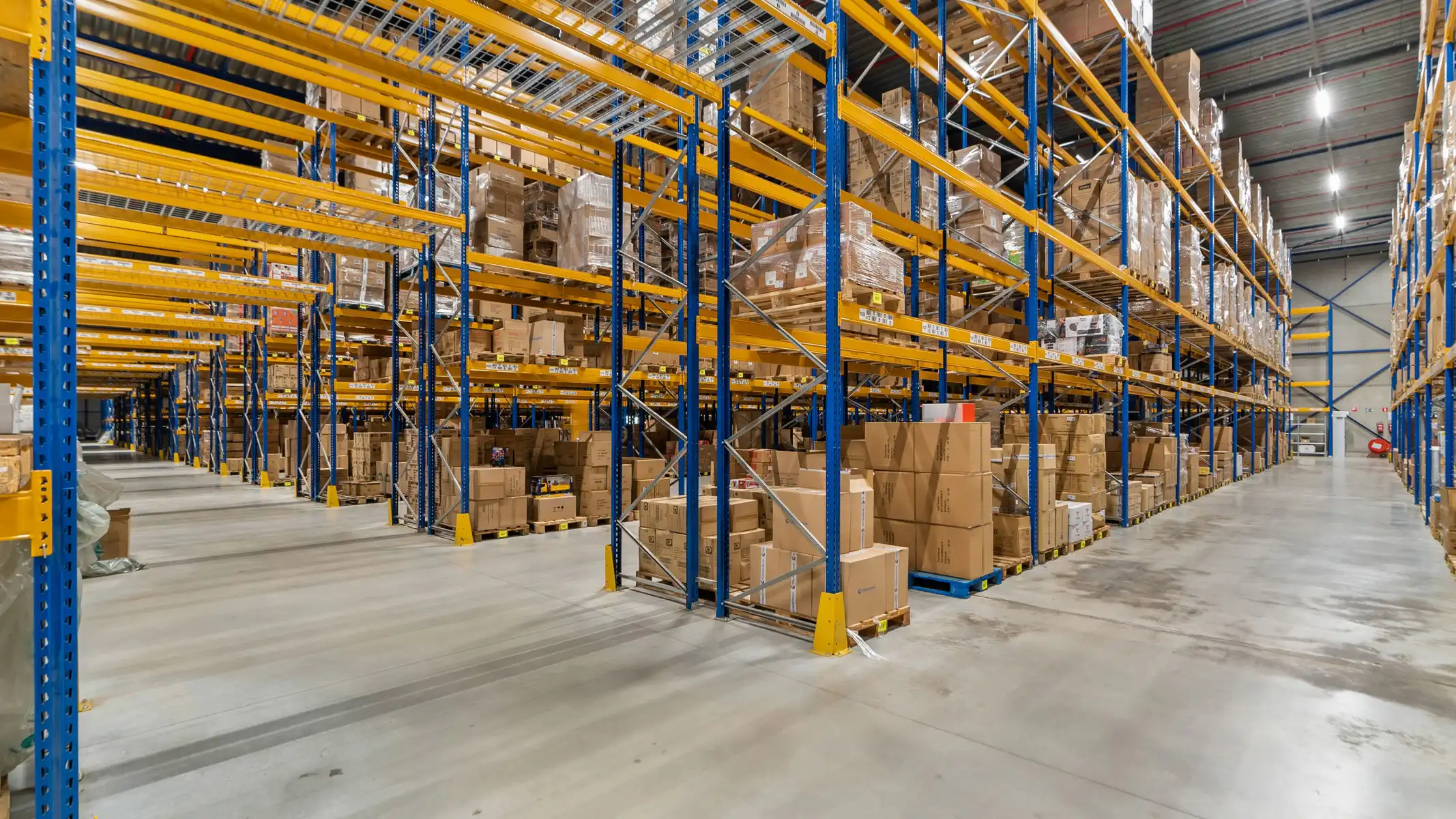 Volledig uitgerust distributiecentrum in nieuwbouwstaat foto 29