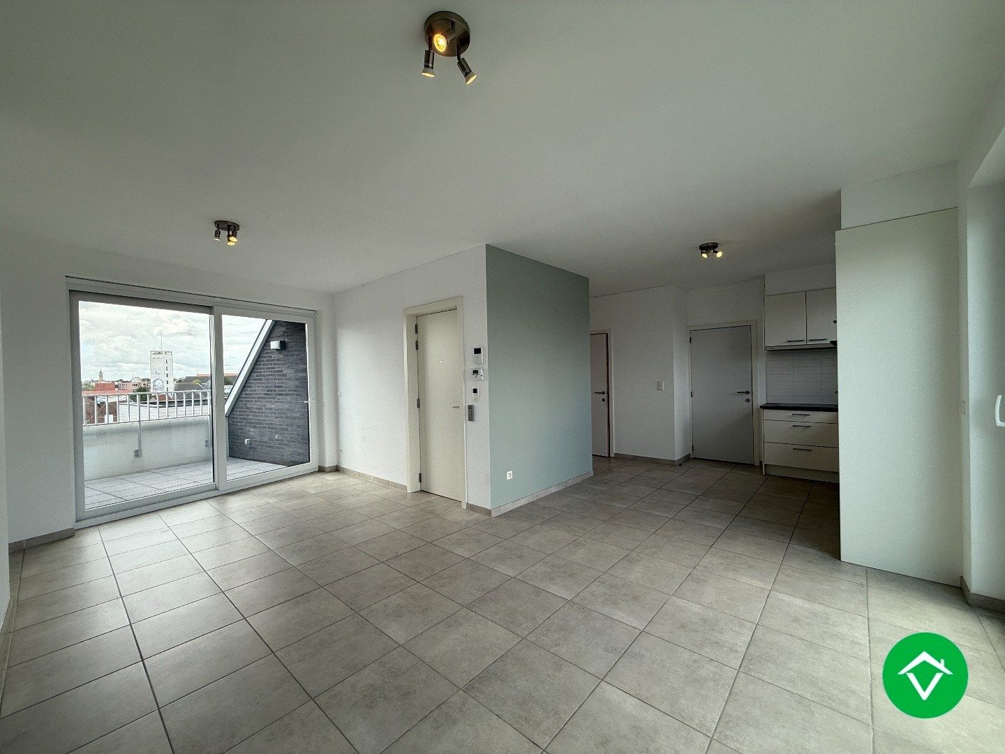 Prachtig dakappartement met twee slaapkamers, garage en twee terrassen met fenomenaal uitzicht te Roeselare foto 2