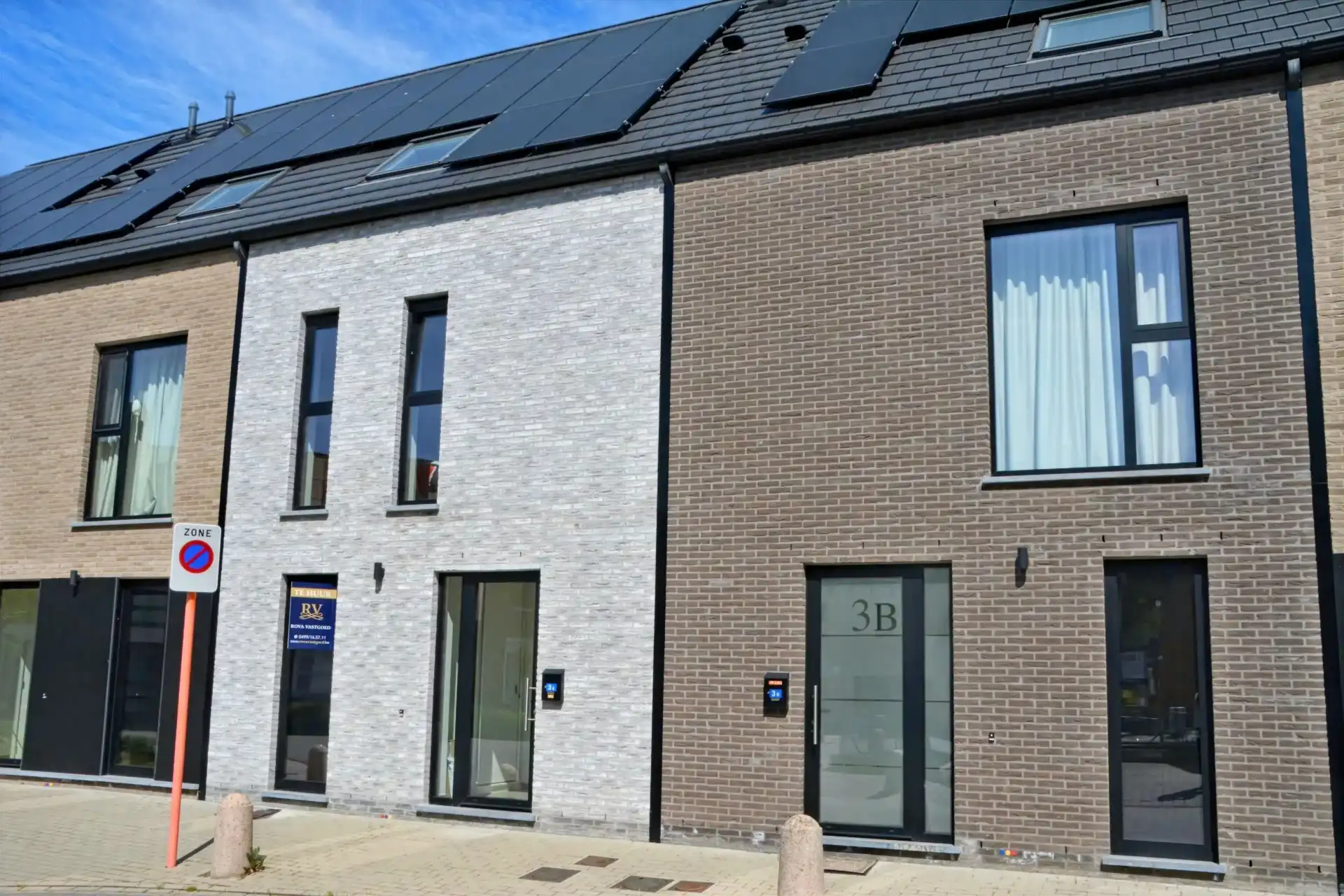 STIJLVOLLE ENERGIEZUINIGE NIEUWBOUWWONING MET 3 SLPK  IN CENTRUM LANAKEN ! foto {{pictureIndex}}