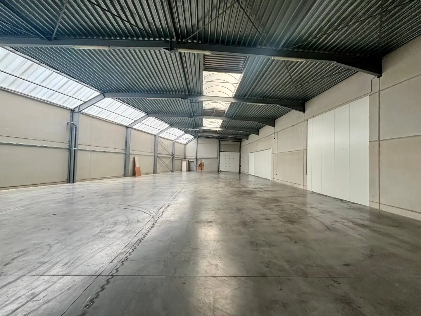 UITSTEKEND GELEGEN WERKPLAATS (699m²) + PARKING ! foto 4