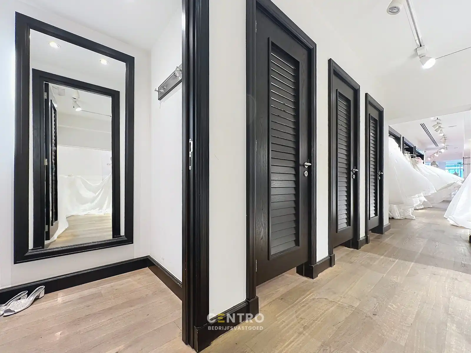 Handelspand met uitstraling (420 m² winkelruimte + extra stockruimte) te huur op topligging in OOSTSTRAAT, Roeselare. foto 14