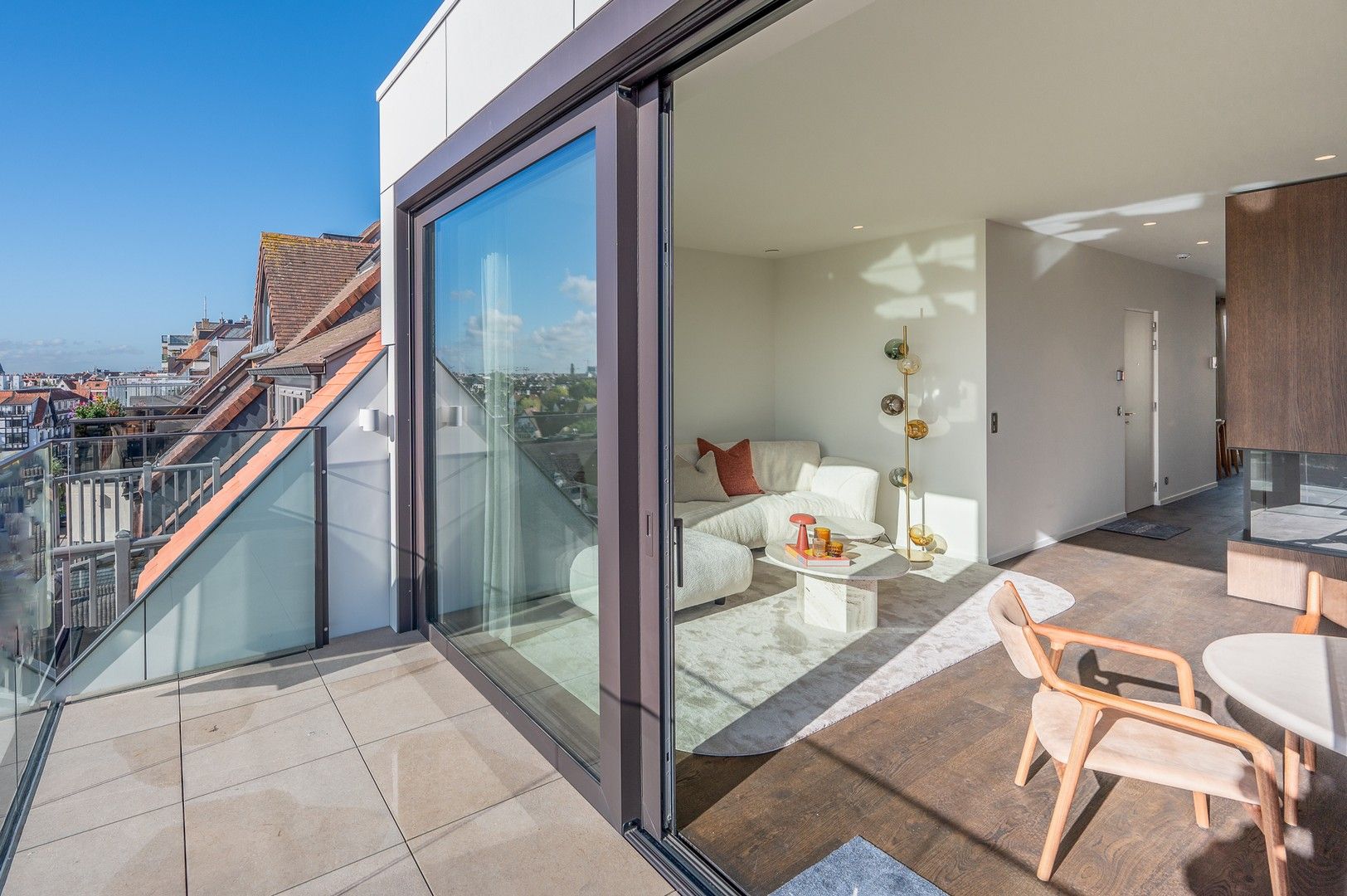 Nieuwbouwappartement gelegen in hartje het Zoute met een prachtig open zicht op de villa's. foto {{pictureIndex}}