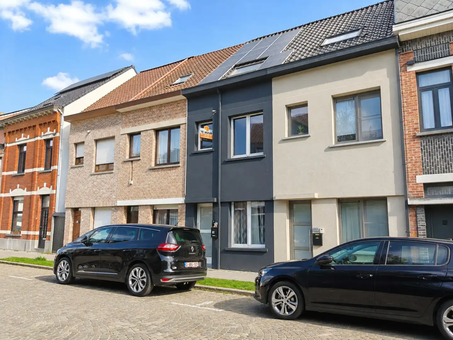Woning met tuin en zonnepanelen te Lokeren foto {{pictureIndex}}