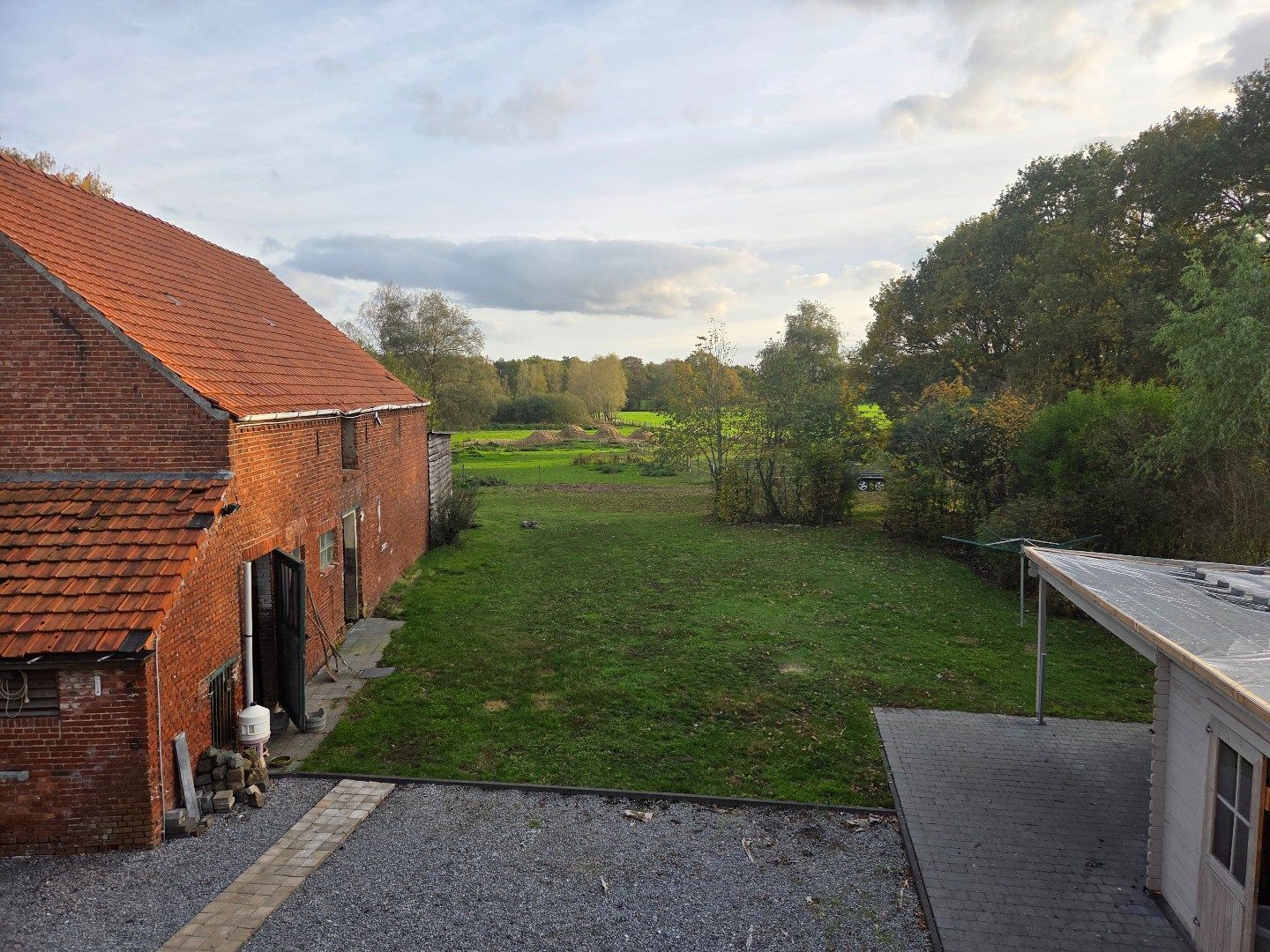 Woning met 3 slpks, schuur met 3 stallen en weiland op 2.288 m² nabij Geel-centrum ! foto 3