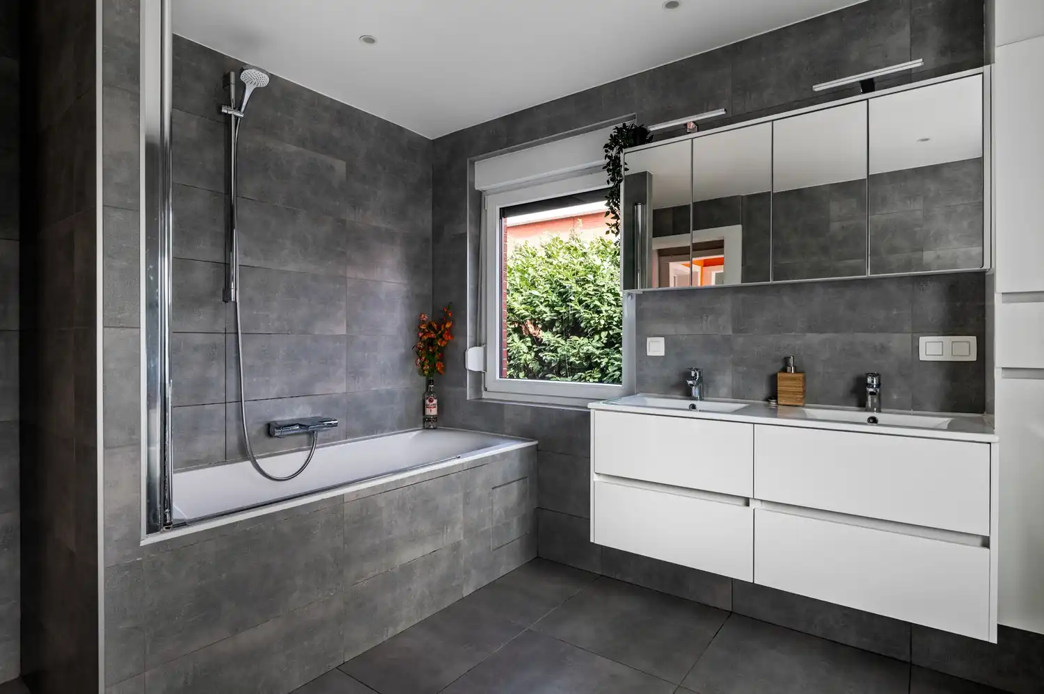 Aangename woning met ruime tuin en magazijn Te Koop op toplocatie in Begijnendijk foto 7