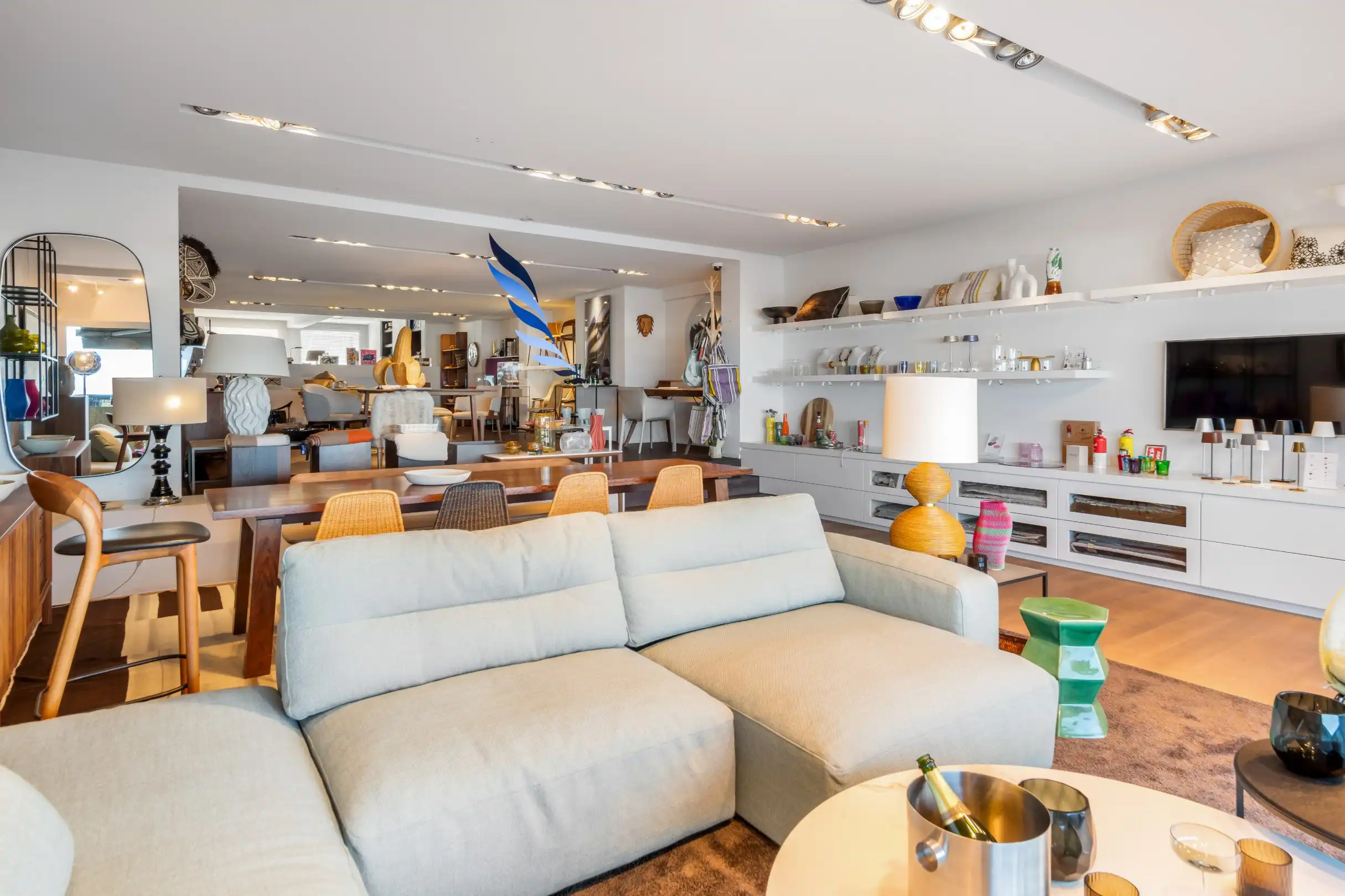 Ruim handelspand op de Zeedijk in het Zoute met circa 7m. etalage. foto 5