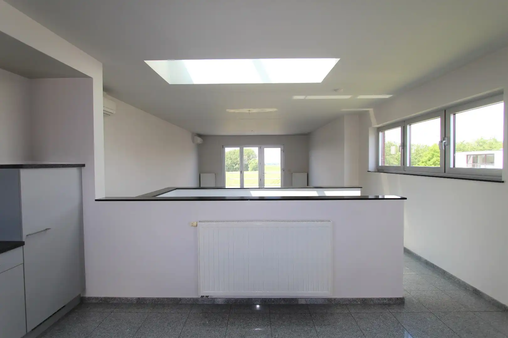 MODERNE LOFTWONING MET TERRAS EN 2 AUTOSTAANPLAATSEN foto 4