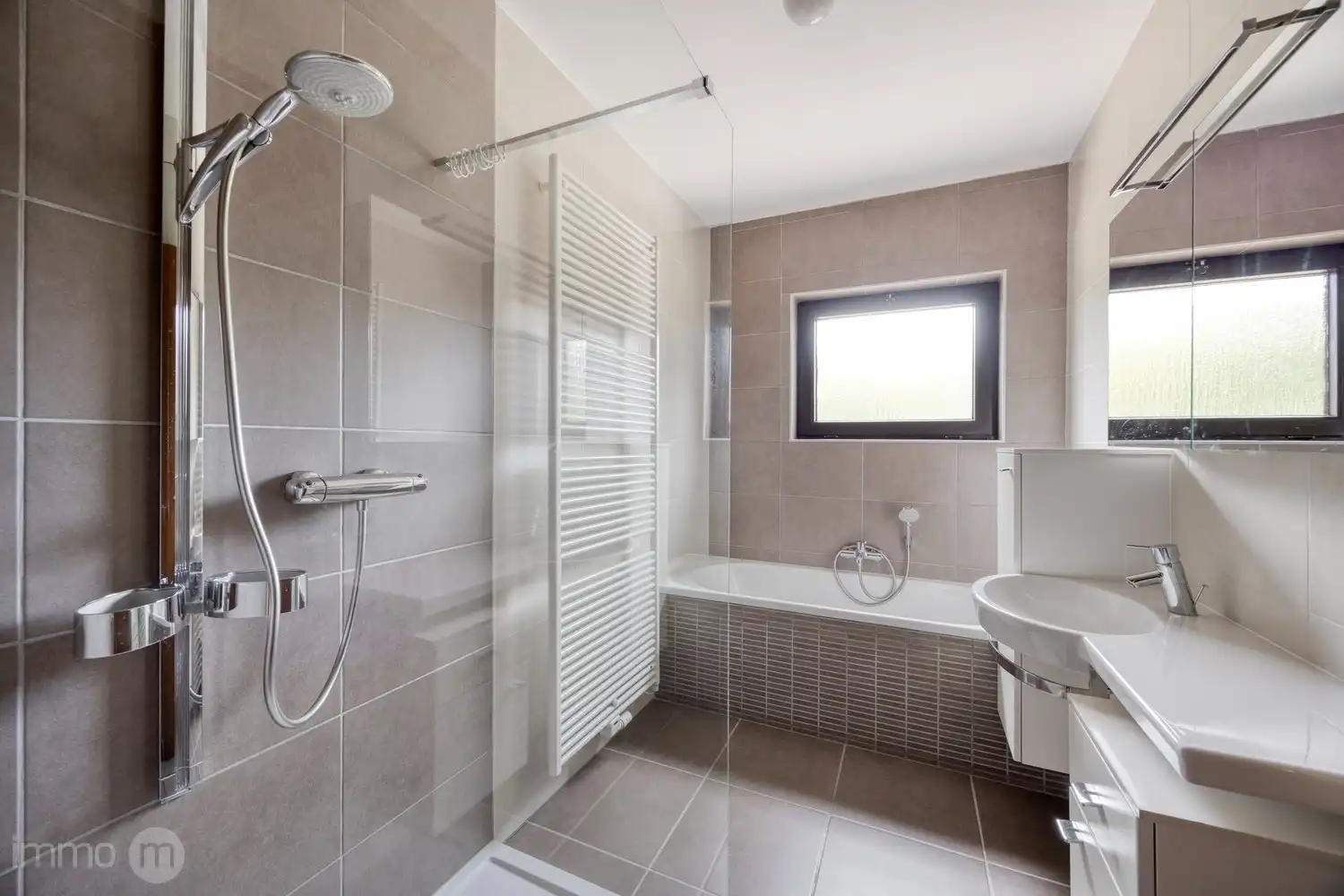 Uitstekend onderhouden open bebouwing met zonnepanelen en 3 tot 5 slaapkamers op prachtig perceel van 55a43ca foto 15