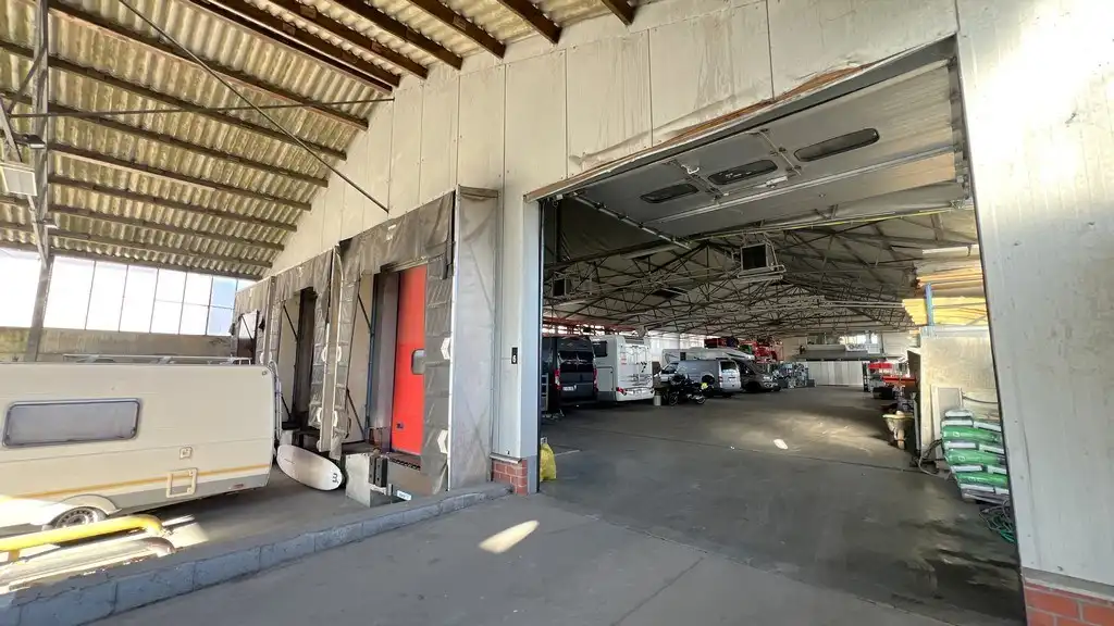 Loods met laadkades en kantoor te huur nabij R4 in Melle foto 2