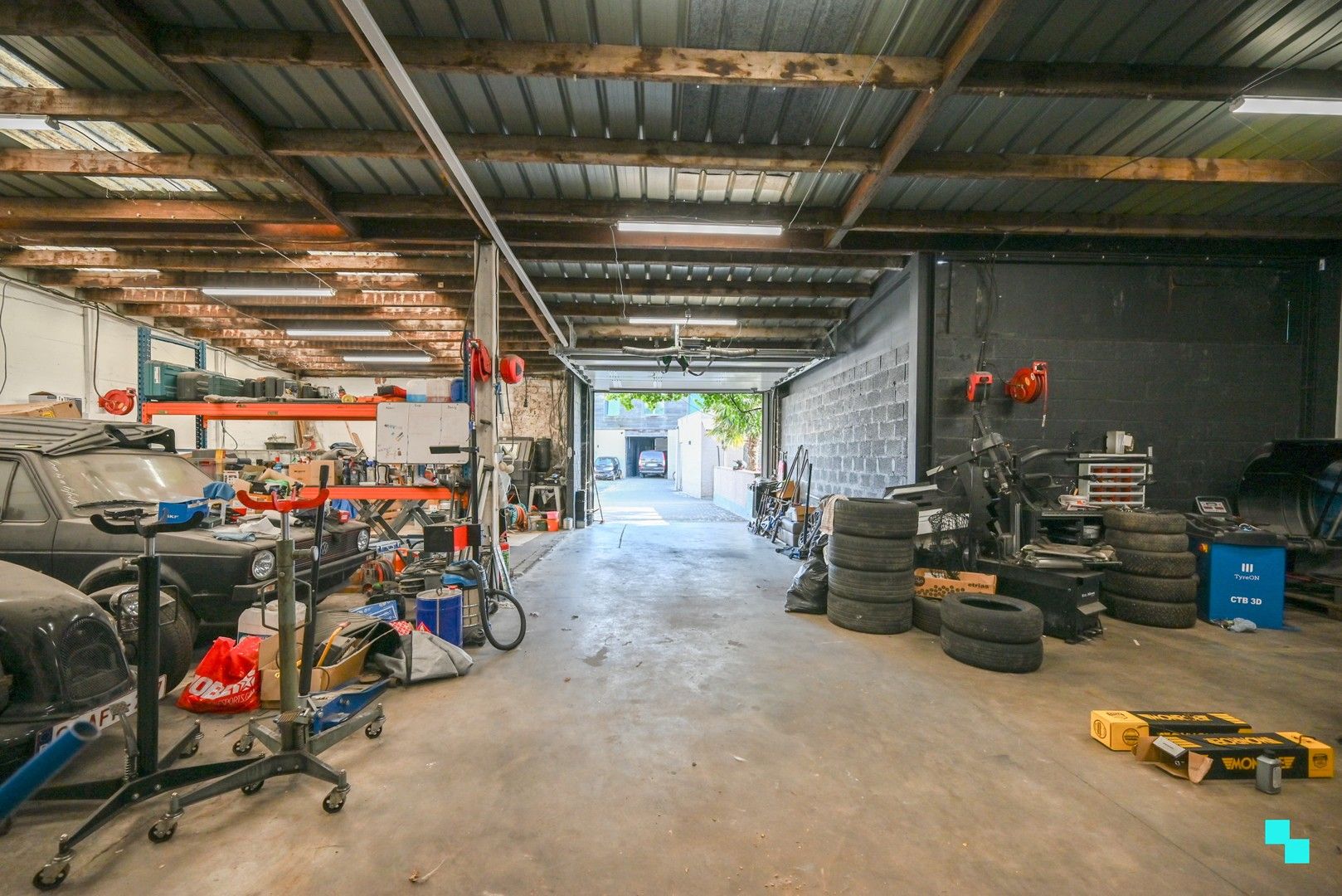 Ruim magazijn met kantoorruimtes en woonst te Lendelede foto 3