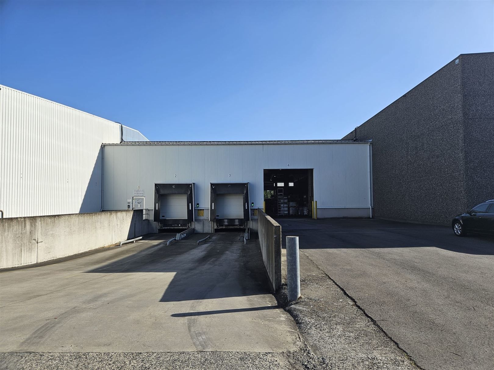 Magazijn met laad- en loskades en kantoren nabij R4 foto {{pictureIndex}}