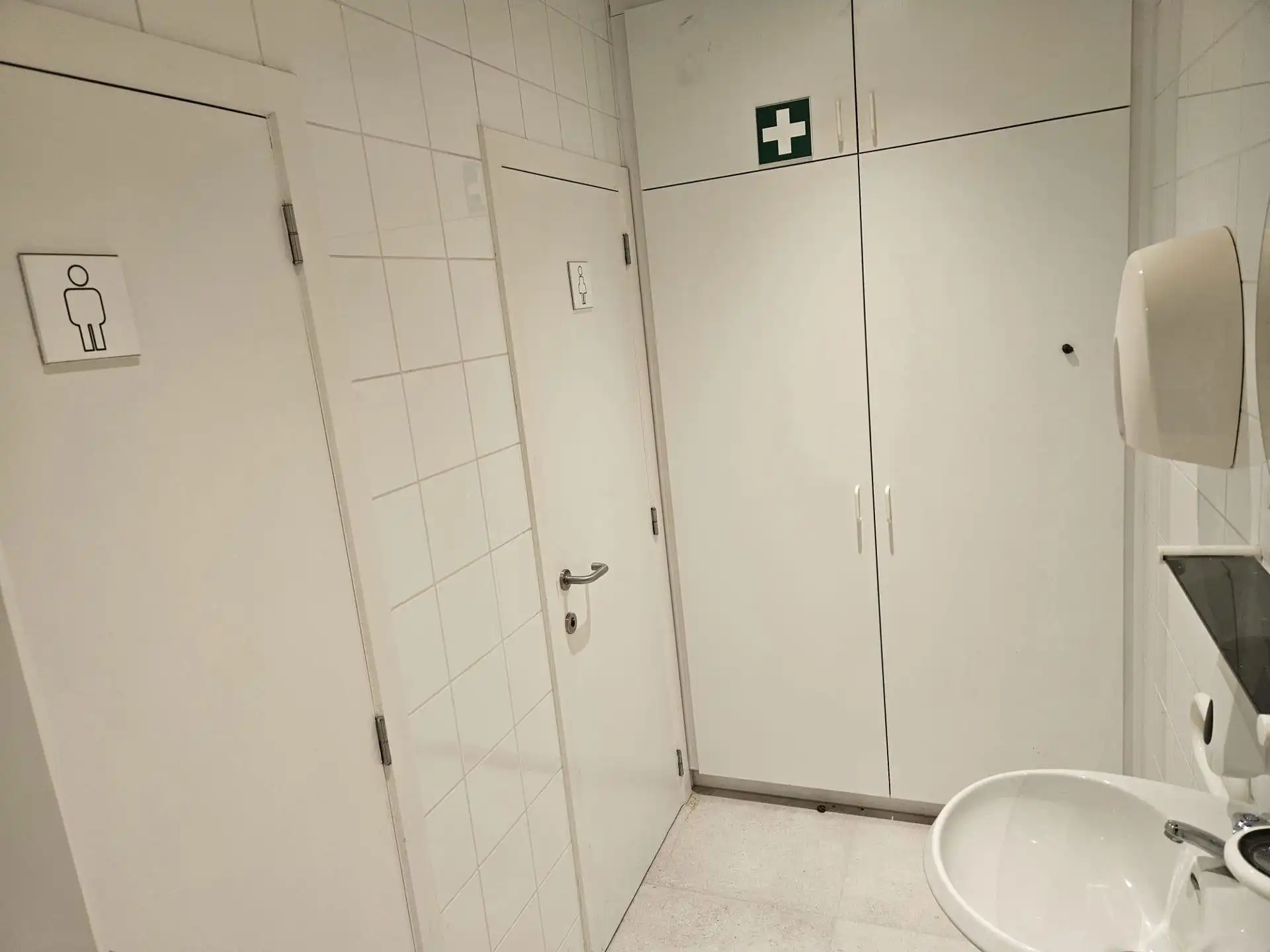 TE  HUUR in Meeuwen: kantoor/commerciële ruimte foto 14