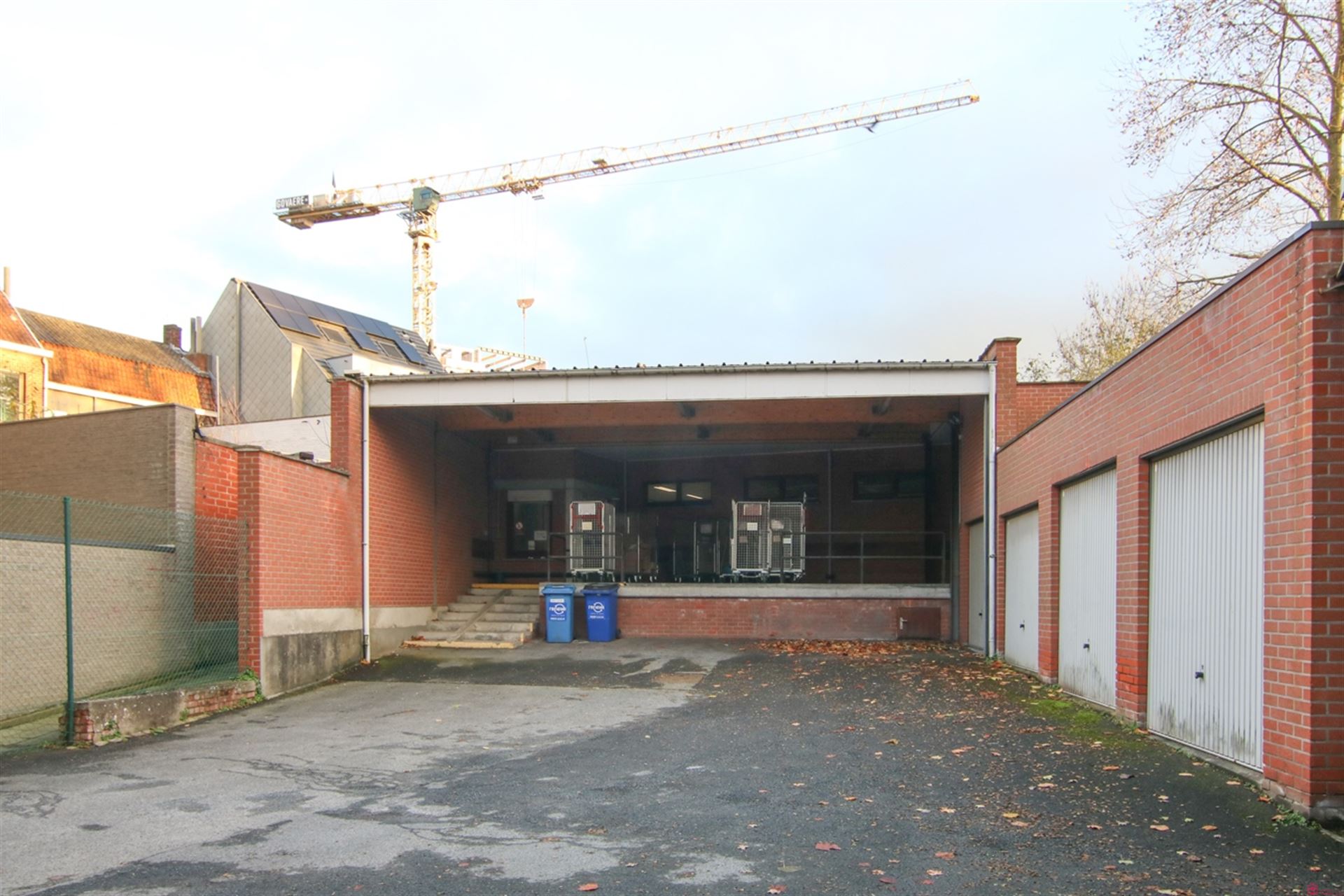 Handelspand met magazjin of projectgrond foto 7