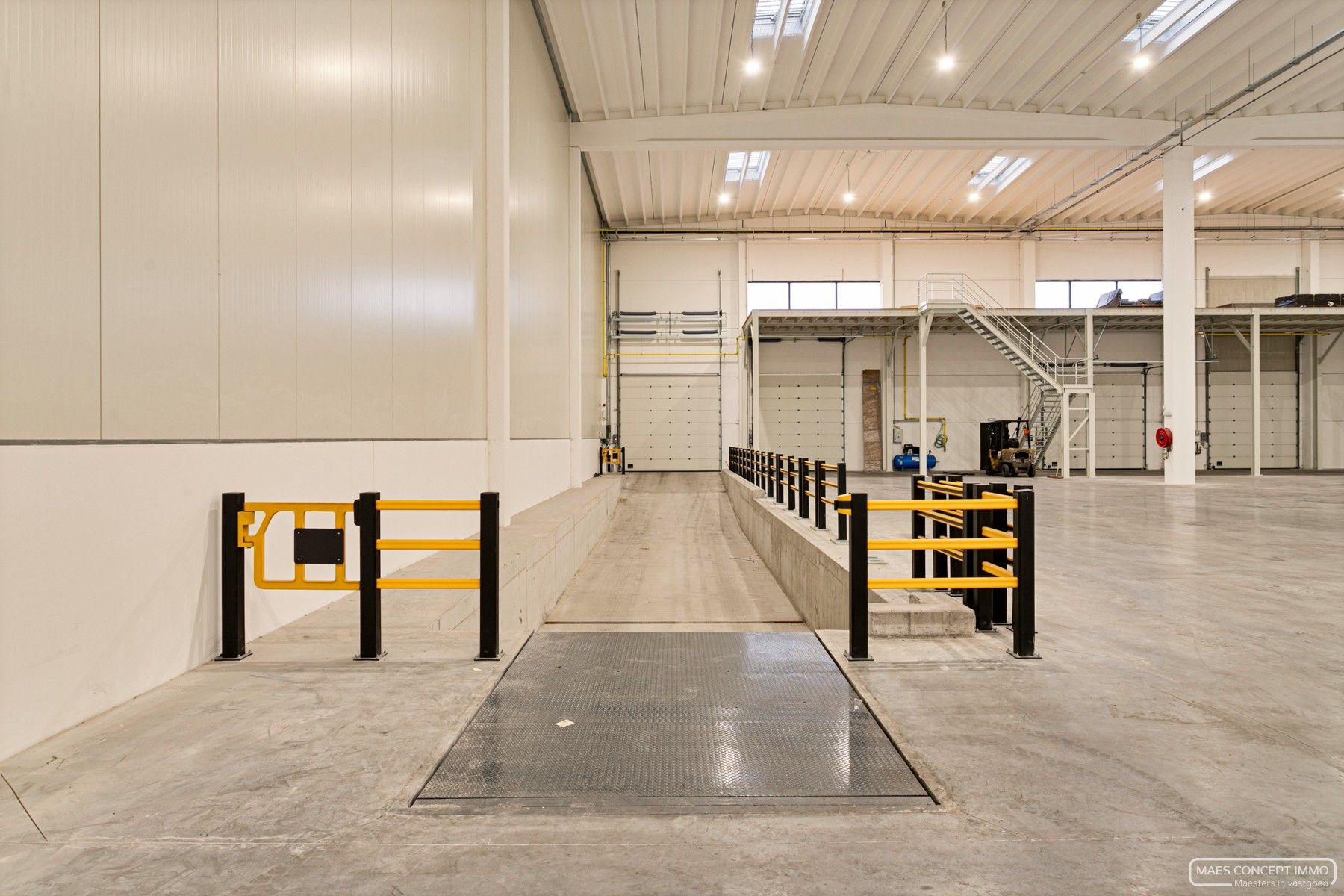 Nieuwbouw magazijn te koop van 1084 m2 bij E17 en Waregem centrum foto 2