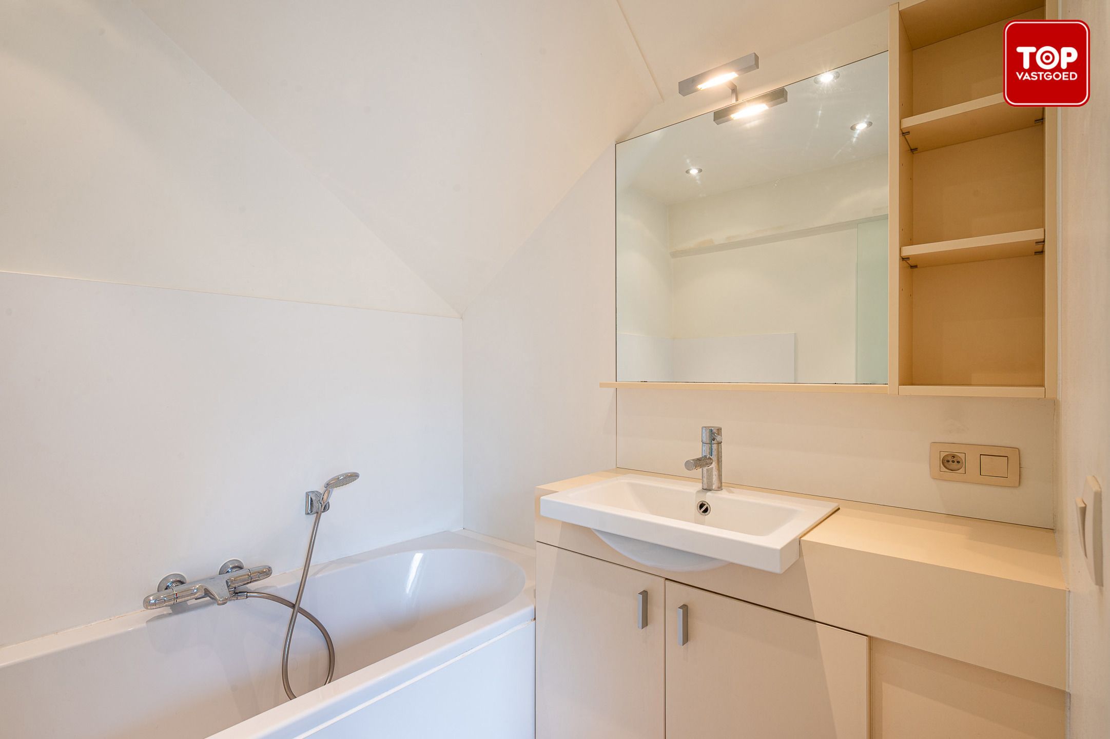 Open bebouwing een perceel van 690m² met mooie tuin en garage.  foto 24