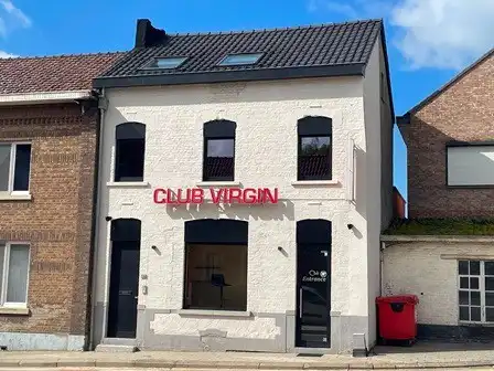 Uniek handelspand en duplex-appartement met terras foto {{pictureIndex}}