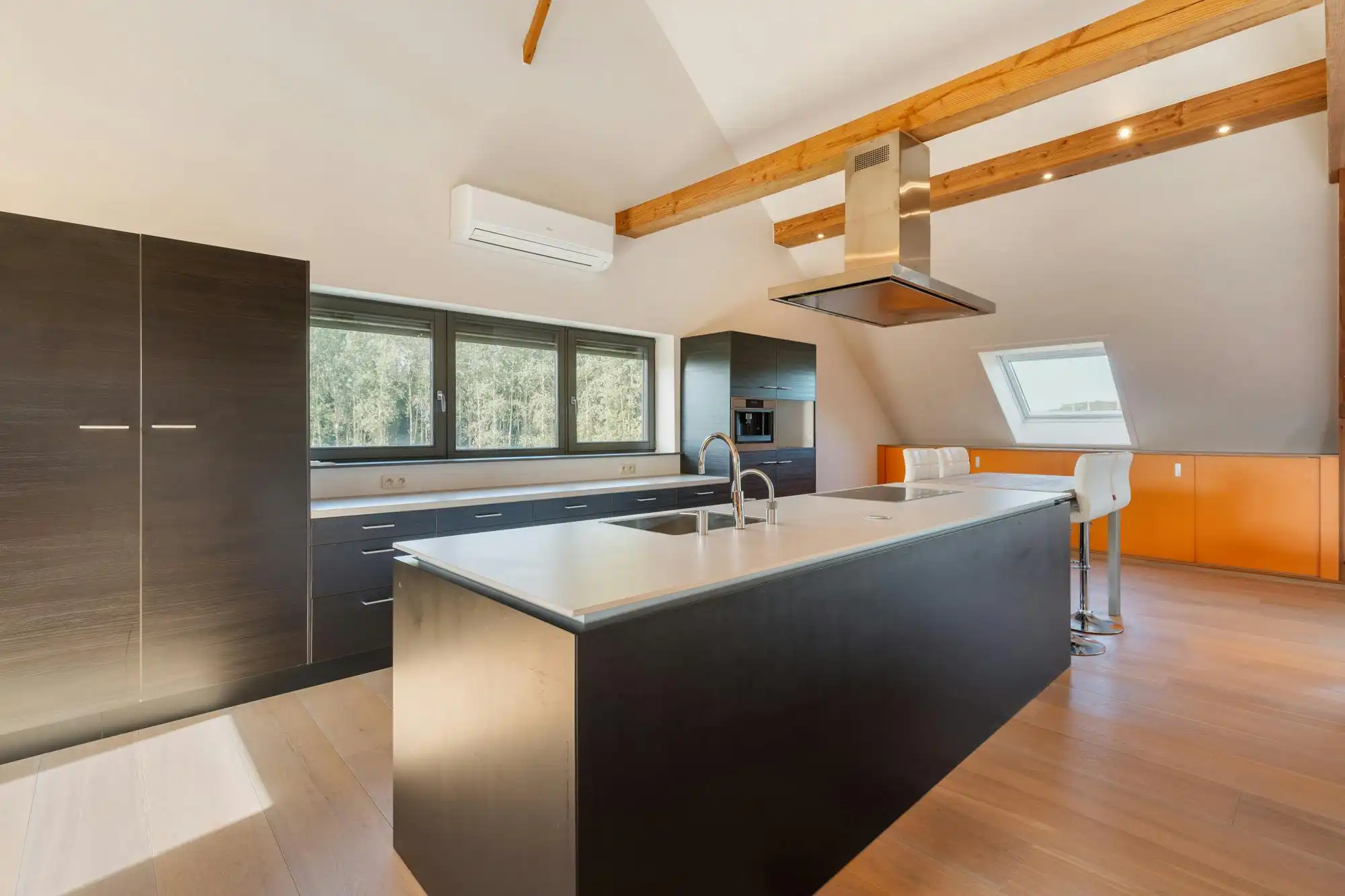 Ruime villa met tuin & 2 garages, ideaal als kangoeroewoning foto 24