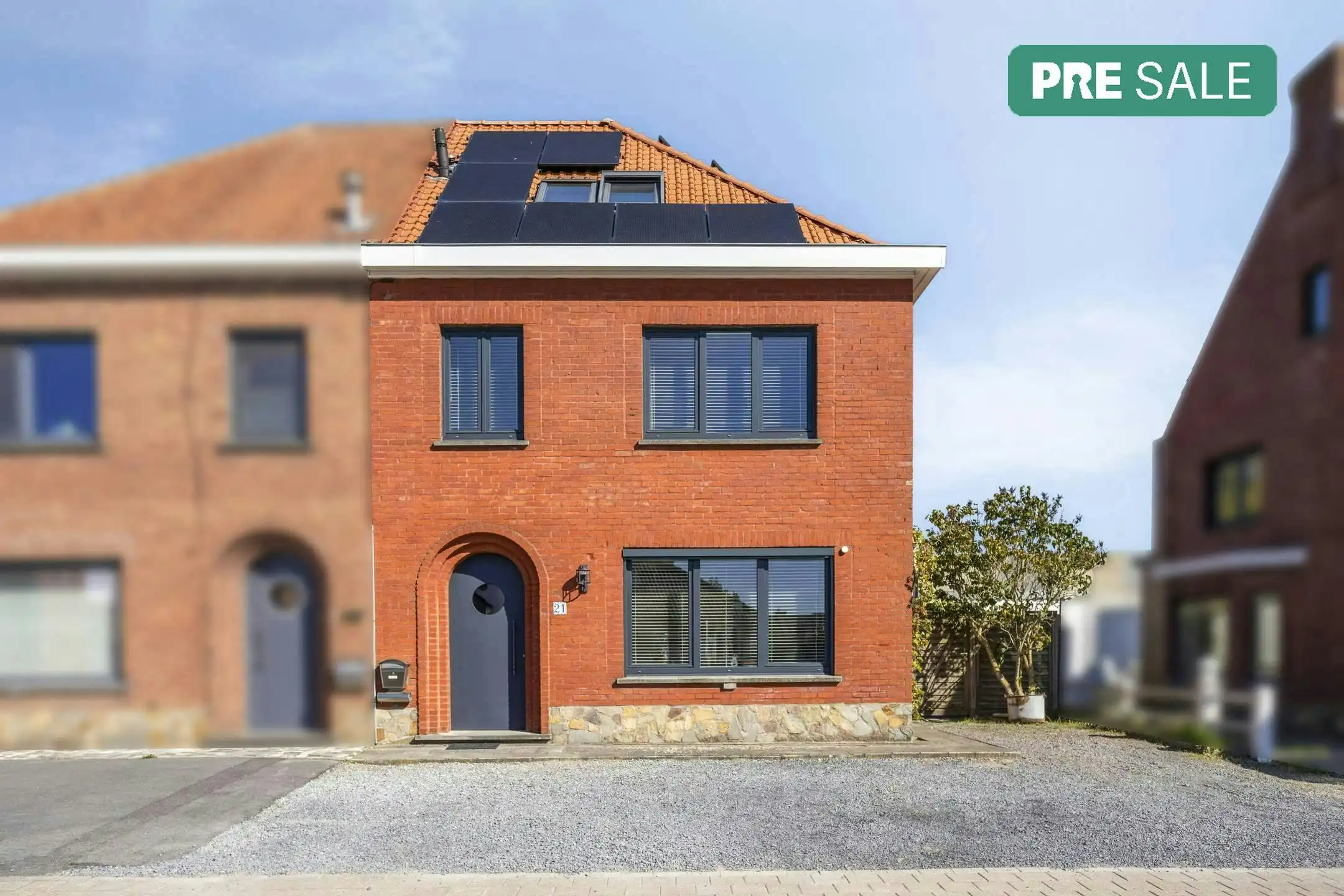 Instapklaar huis met 4 kamers te koop in centrum Desselgem foto {{pictureIndex}}