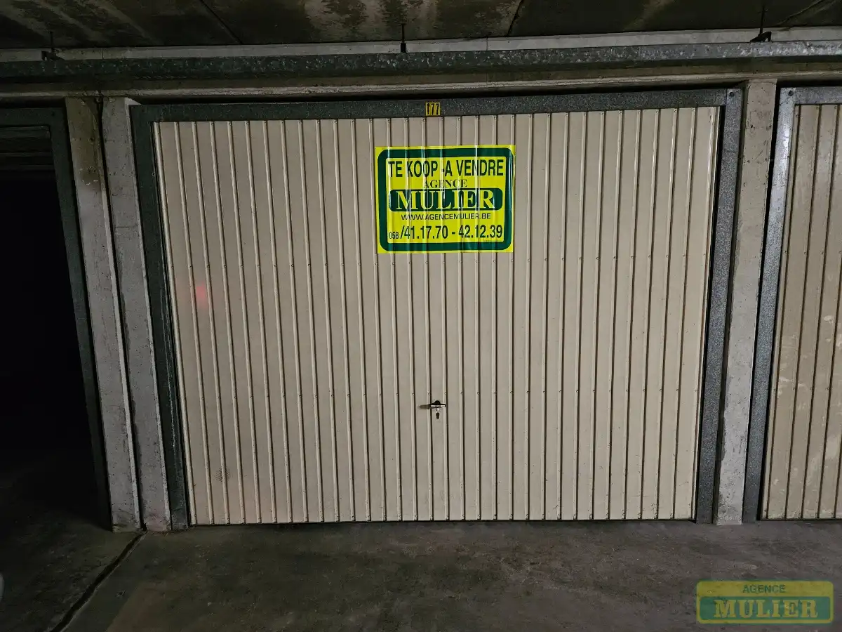 Garage te koop foto {{pictureIndex}}