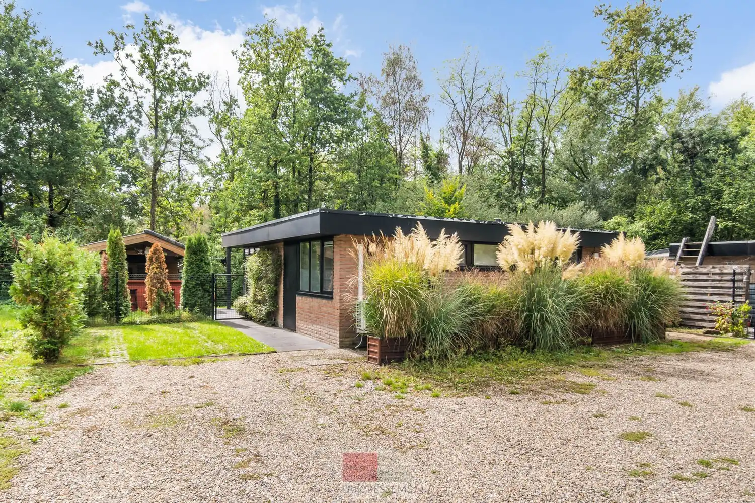 Hoofdfoto van de publicatie: Leuke, energiezuinige met EPC label D (zeldzaam op dit park!) en instapklare vakantiebungalow met twee slaapkamers en een bewoonbare oppervlakte van ca. 68 m².