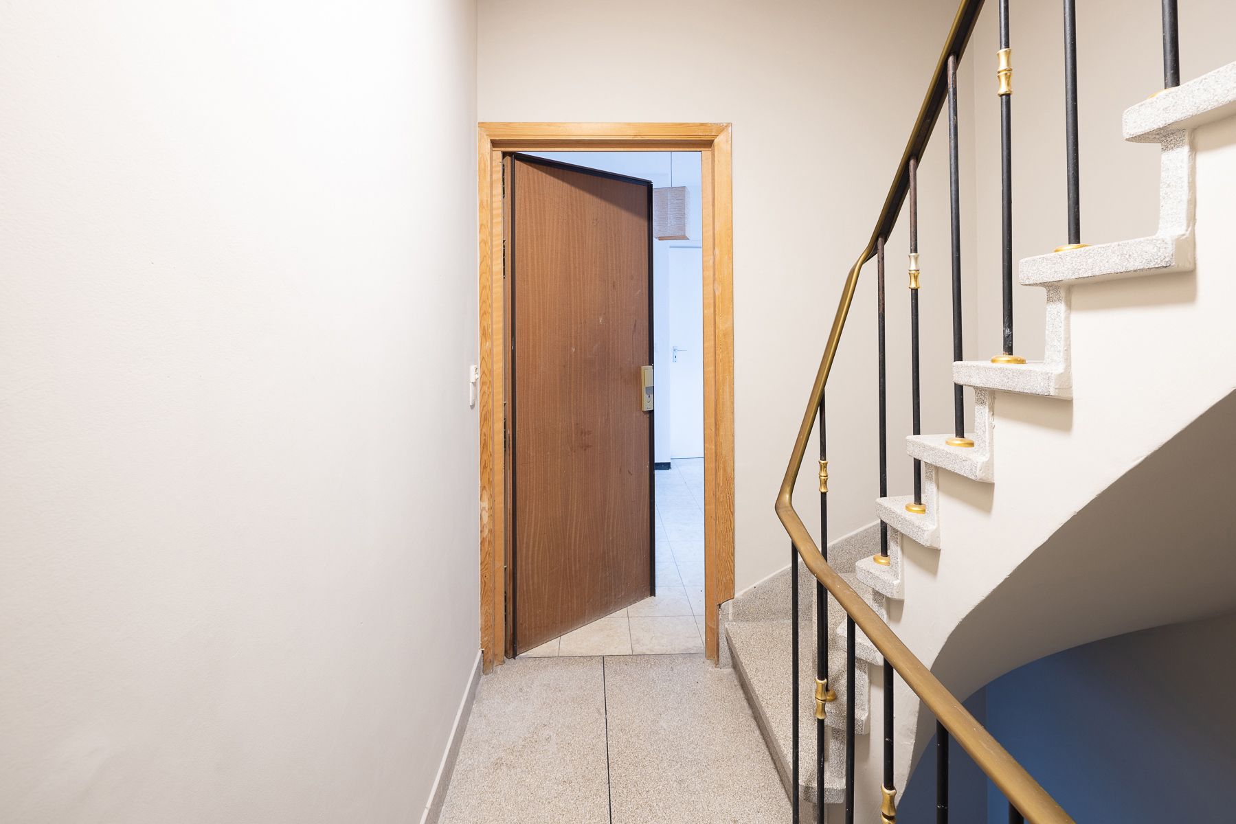 Te renoveren appartement met twee slaapkamers foto 2