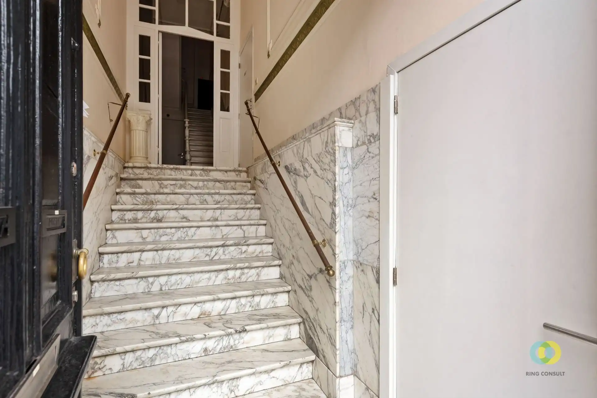 appartementsgebouw met drie units foto 20