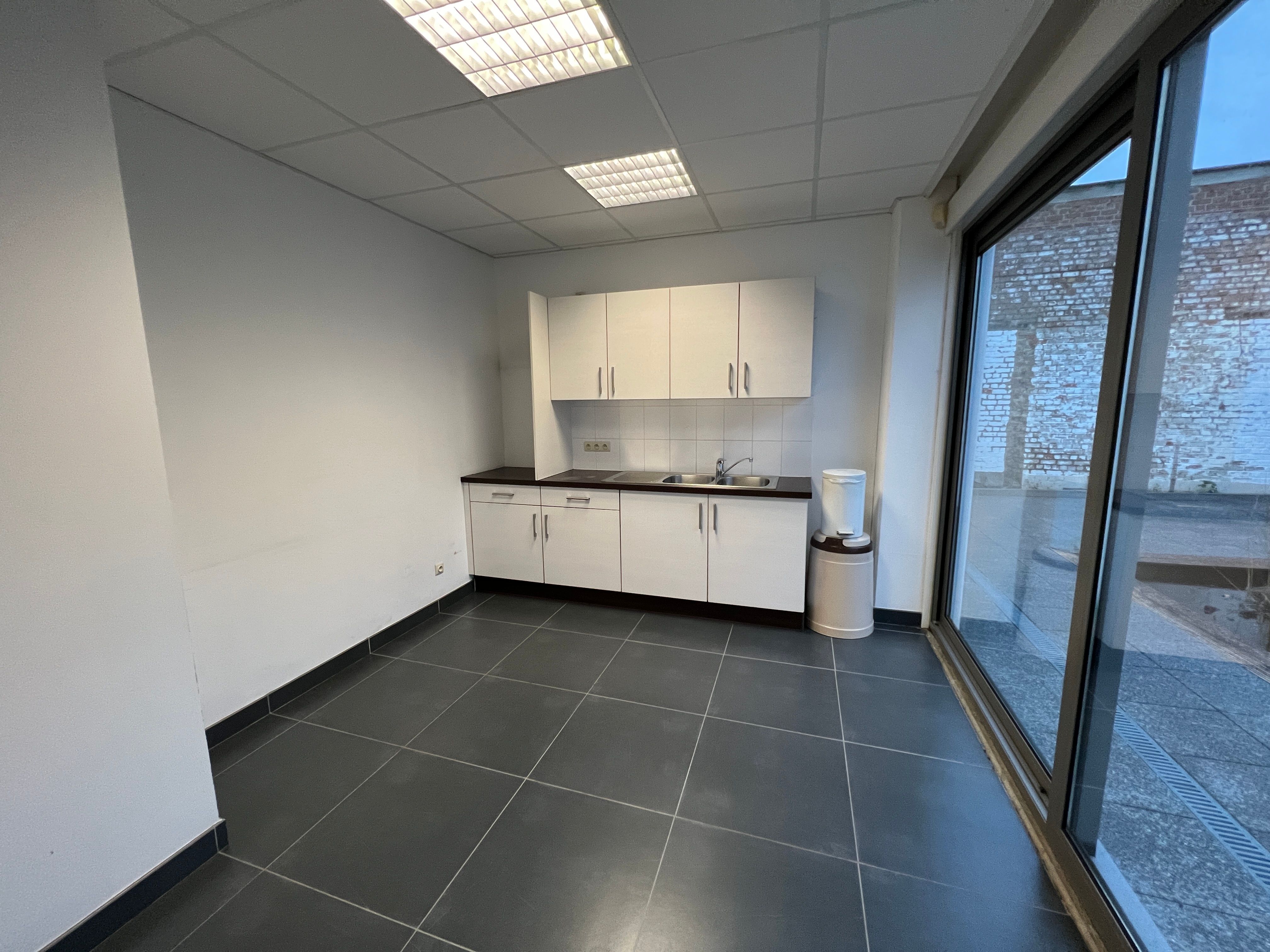 Te huur: kantoor-/handelsruimte – topligging Kortrijk-Wevelgem foto 13