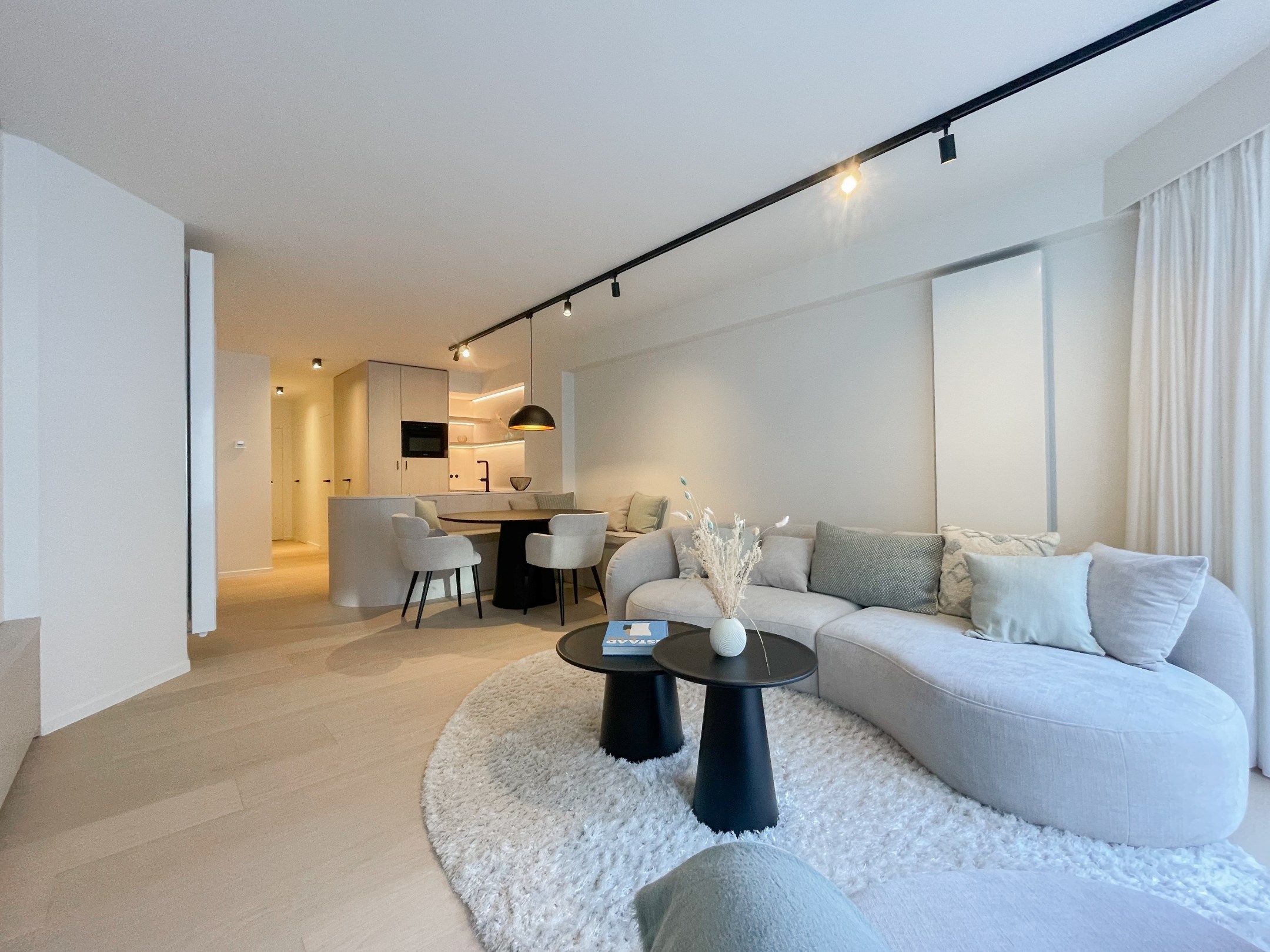 Stijlvol volledig gerenoveerd appartement met zijdelings zeezicht gelegen in het Zoute. foto 4