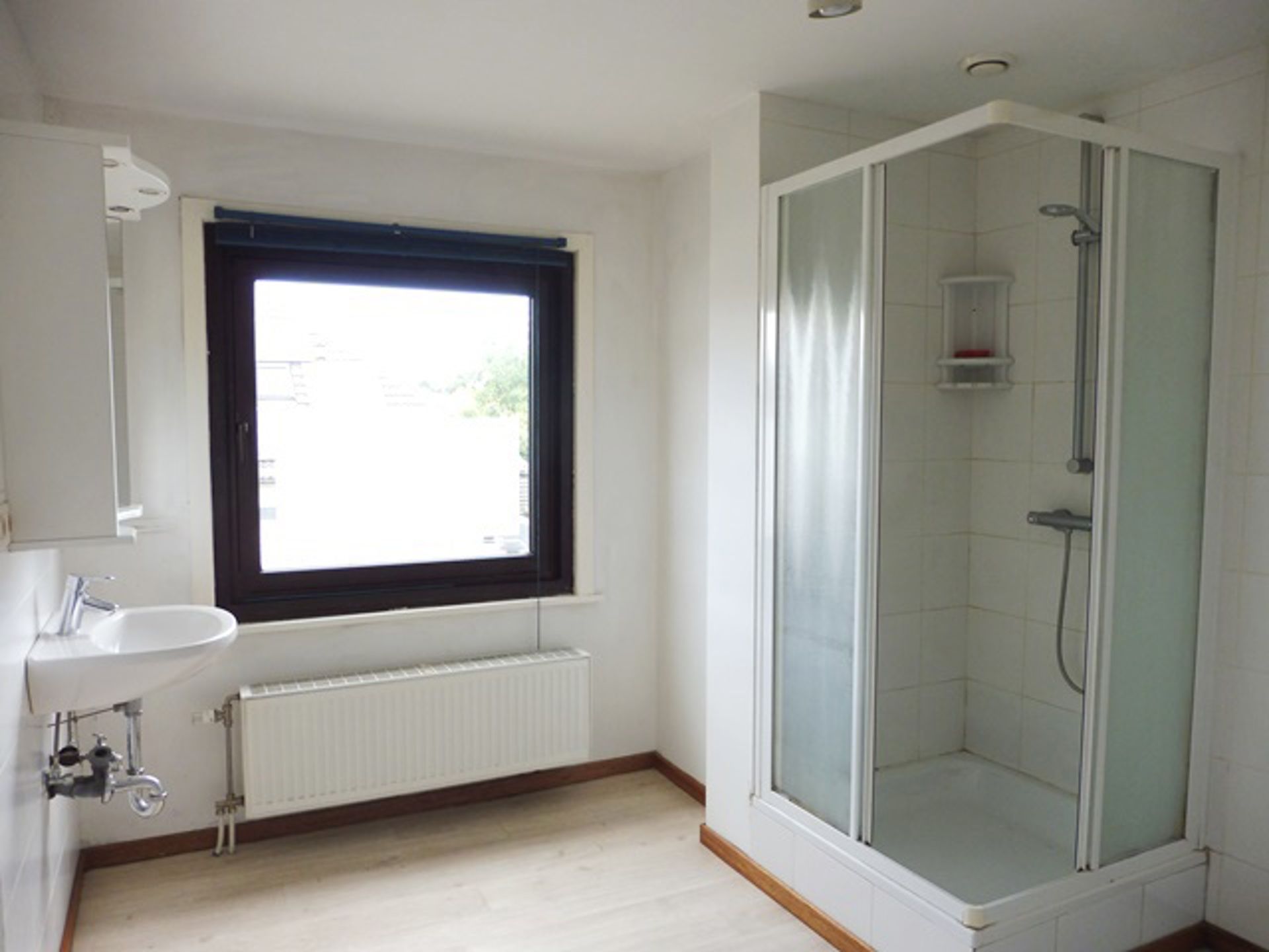 Woning met vier garageboxen op uitstekende locatie foto 8