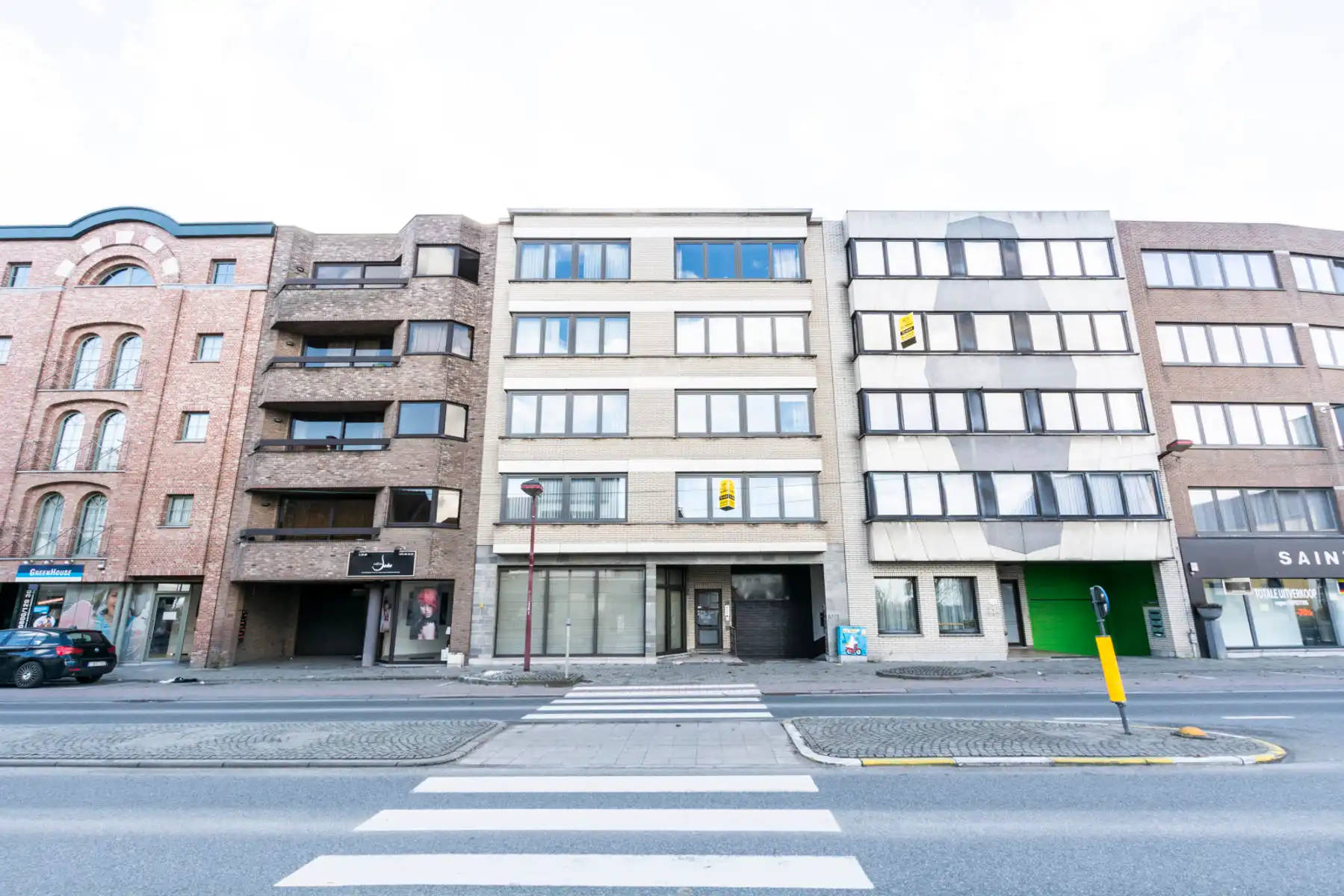 Een verzorgd appartement met ruime kelder, balkon en garage foto {{pictureIndex}}