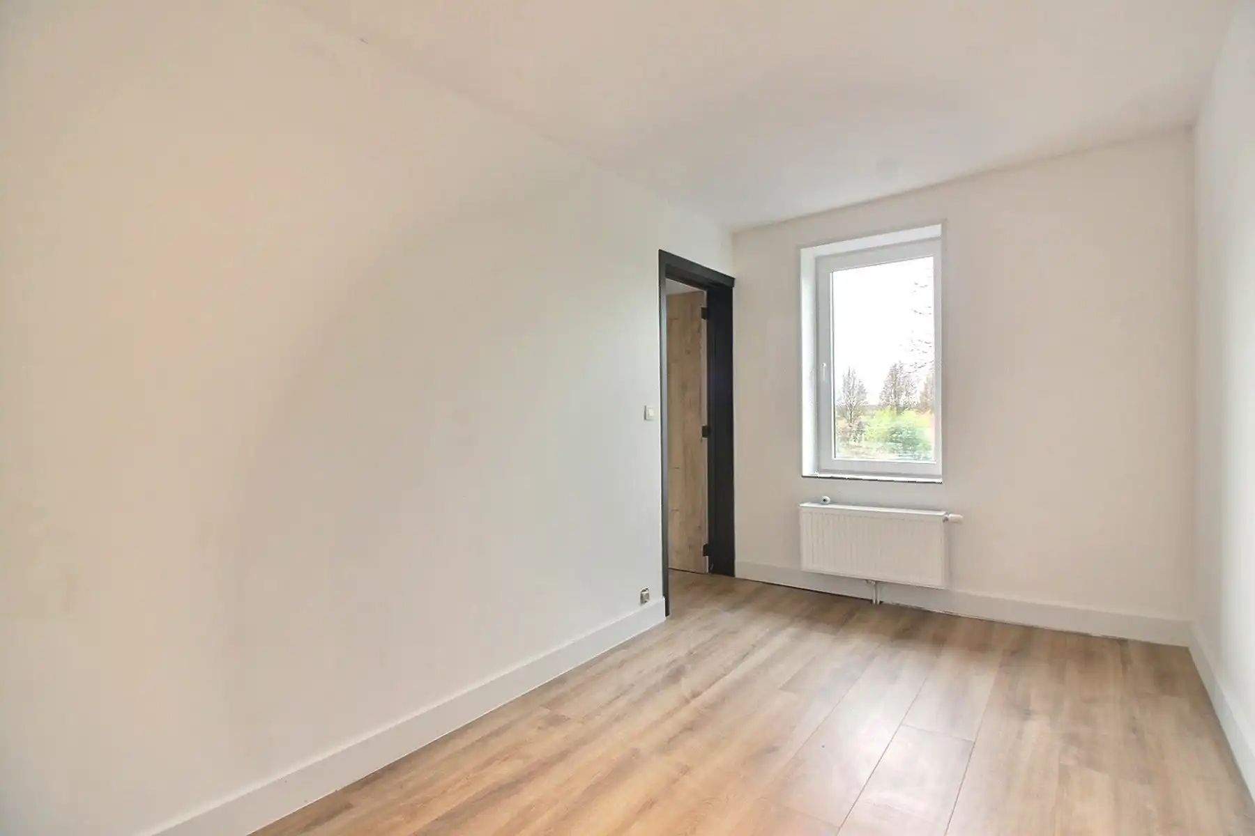 Riante woning met 4 kamers en grote tuin foto 13