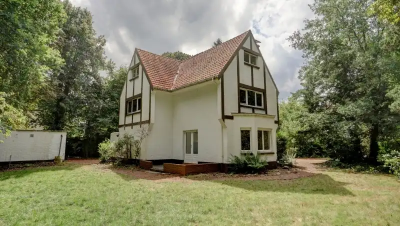 Hoofdfoto van de publicatie: Te renoveren charmant landhuis van 235m² + dubbele garage op 15 are