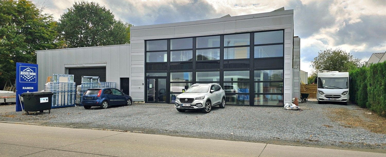 Strategisch goed gelegen bedrijfsgebouw met woonst in Herk-de-Stad foto {{pictureIndex}}