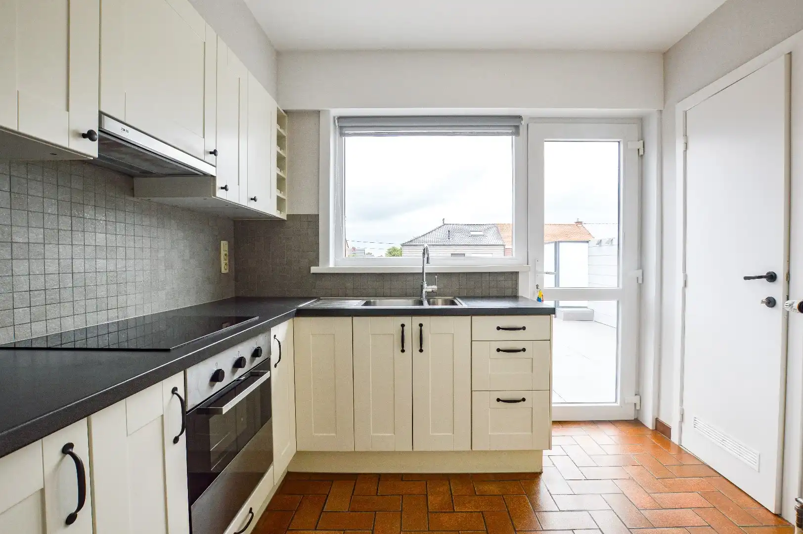 Duplex appartement met 2 slpks en 2 garages in centrum Eernegem foto 5