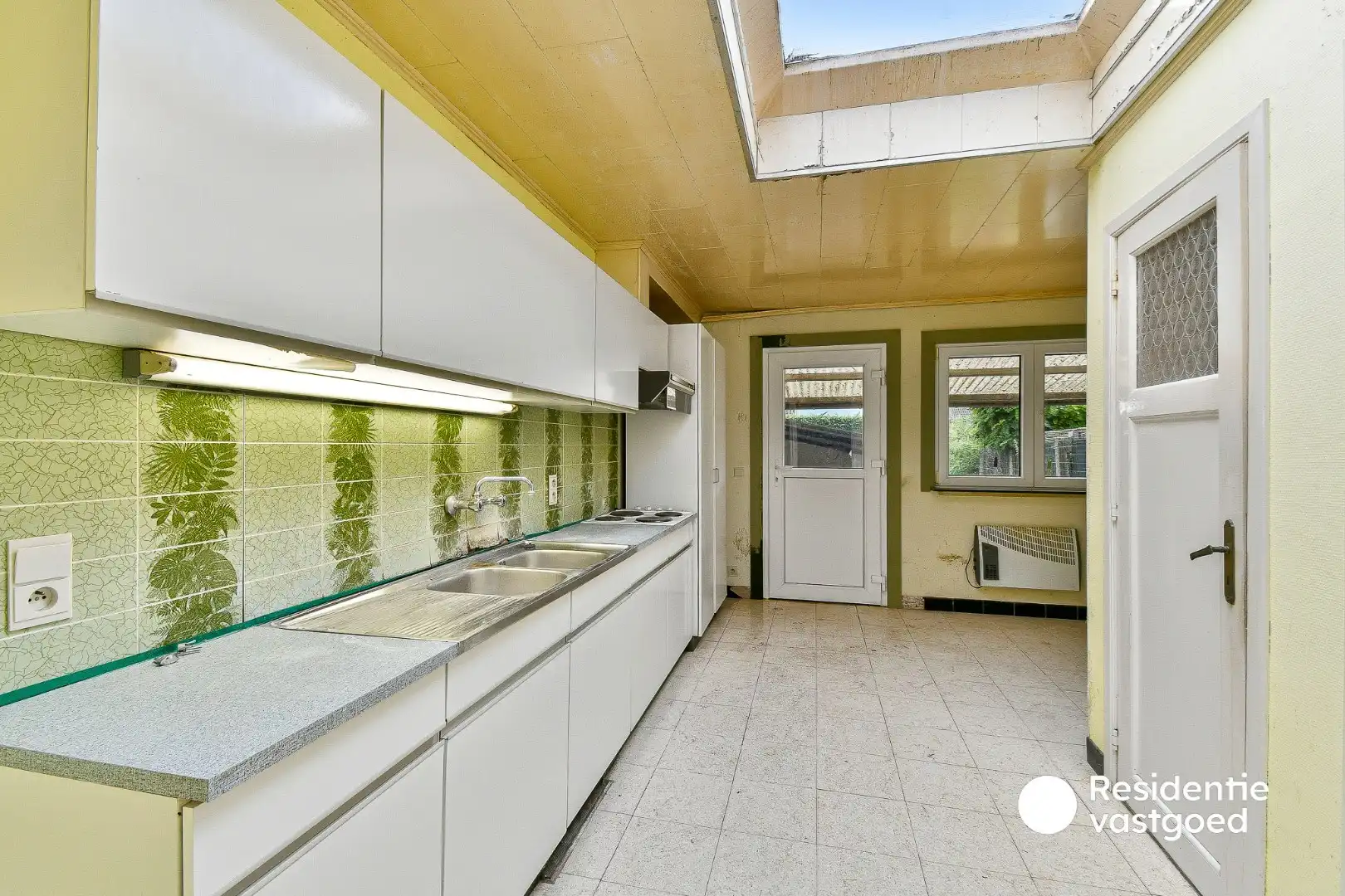 Te renoveren rijwoning met twee slaapkamers en tuin foto 6