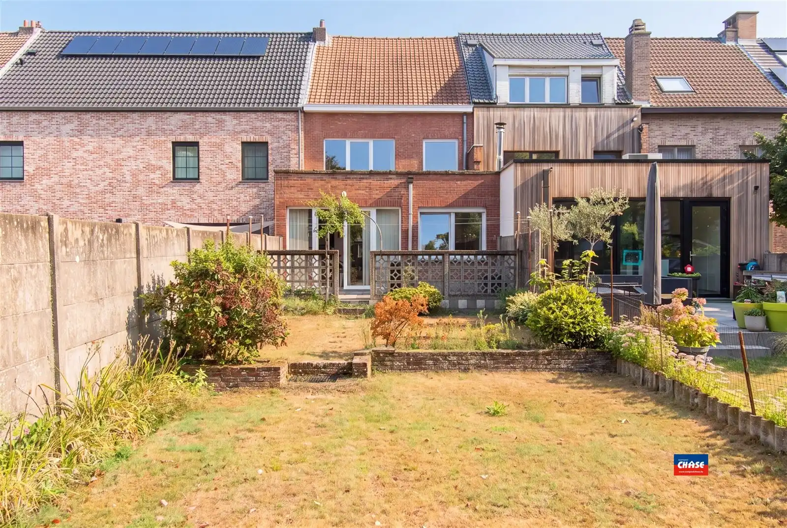 Charmante (op te frissen) rijwoning met 3 à 4 slaapkamers en prachtige tuin foto 14