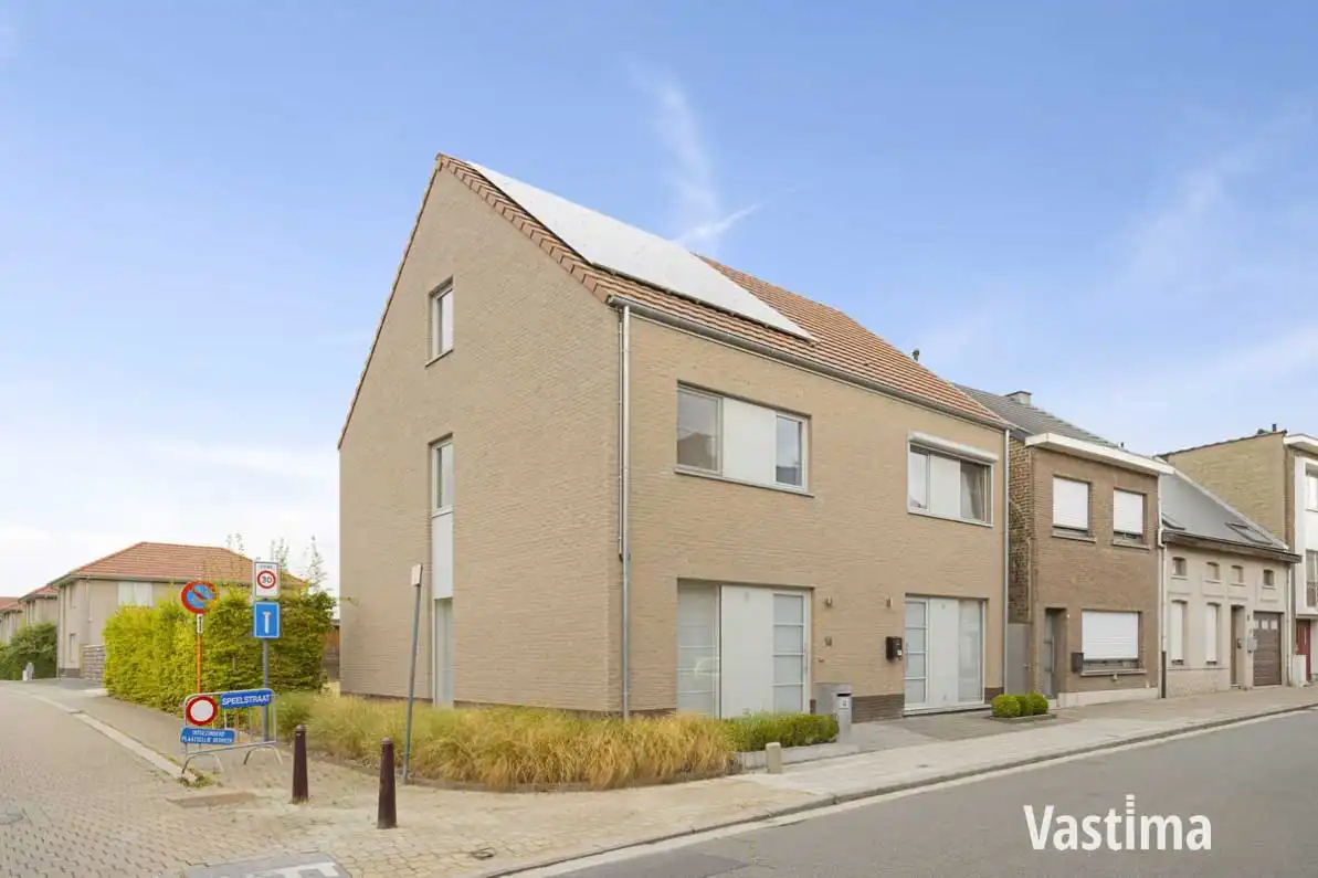 Rustig gelegen gezinswoning met 3 slaapkamers en carport foto {{pictureIndex}}
