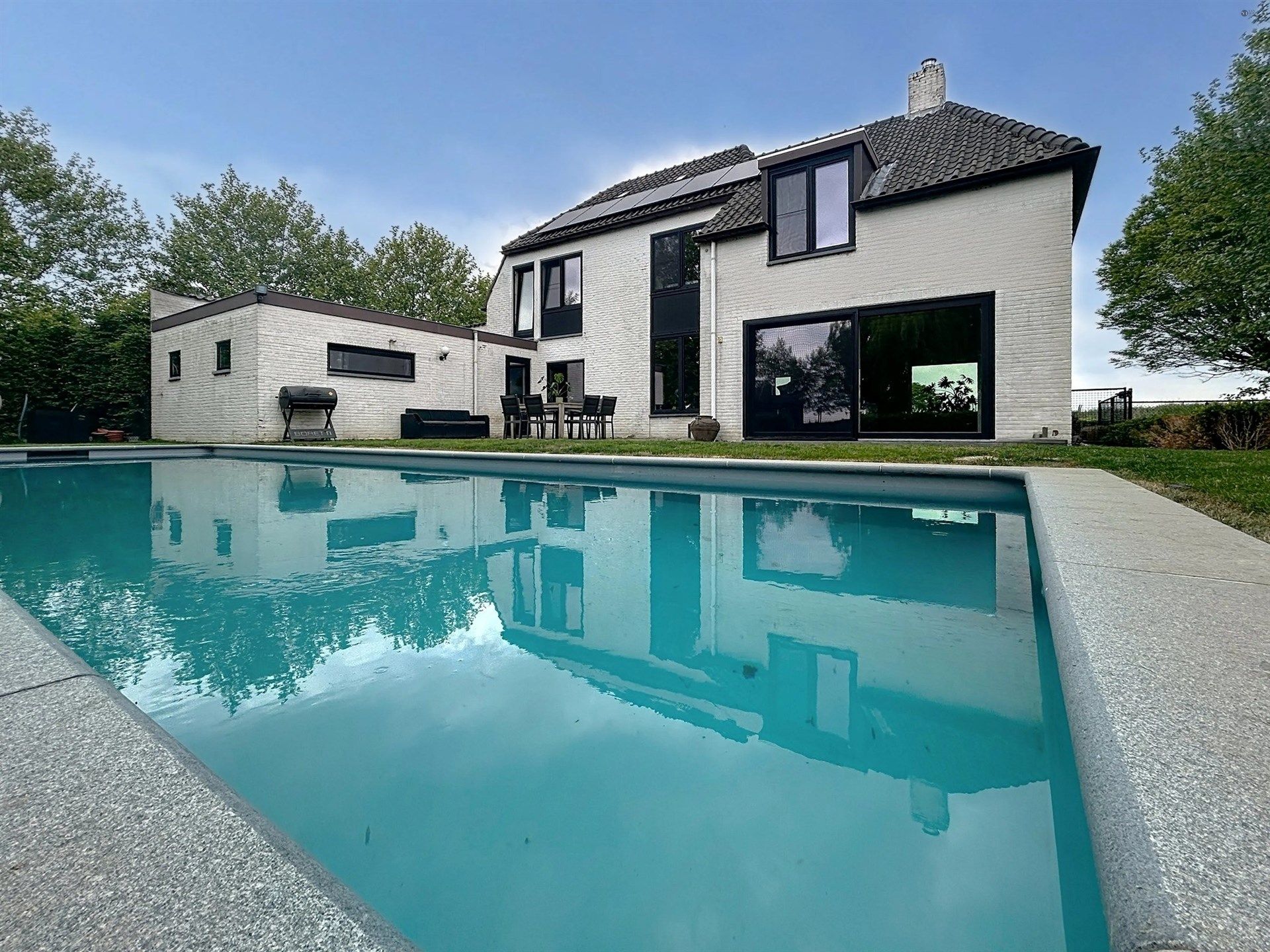 Prachtige villa met 5 slaapkamers, garage en verwarmd zwembad op perceel van 5864 m². foto 2