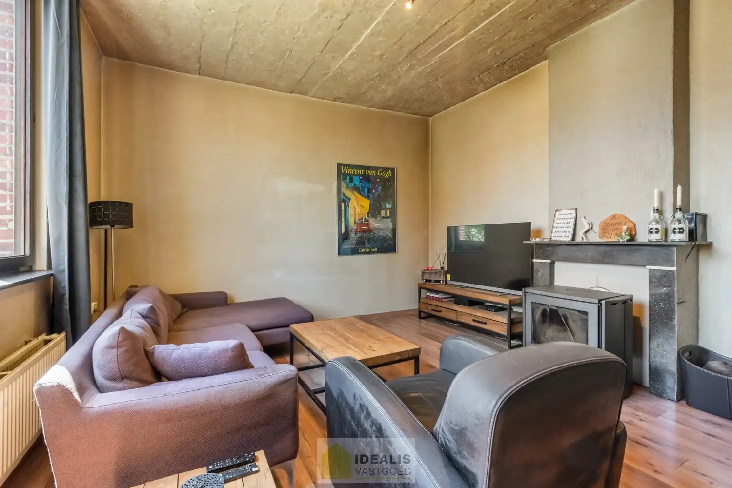 OP TE FRISSEN GEZINSWONING MET LICHTRIJKE LEEFRUIMTE EN AANSLUITEND RUIME KEUKEN, BERGING, BADKAMER VOORZIEN VAN DOUCHE EN BAD EN 3 SLAAPKAMERS OP EEN PERCEEL VAN 5A 37A - Deze woning omvat +-158m² bewoonbare oppervlakte verdeeld over een lichtrijke woonkamer met aansluitend een ruime keuken, berging, badkamer voorzien van douche en bad en 3 slaapkamers. De woning is gelegen op een aangenaam perceel van 5a 37ca vlakbij het centrum van Opitter (Bree), op fietsafstand van winkels, horeca en scholen,… Zeer geschikt voor kandidaten op zoek naar een op te frissen woning met karakter die ruimte en rust biedt doch dicht bij allerlei faciliteiten is gelegen. foto 7