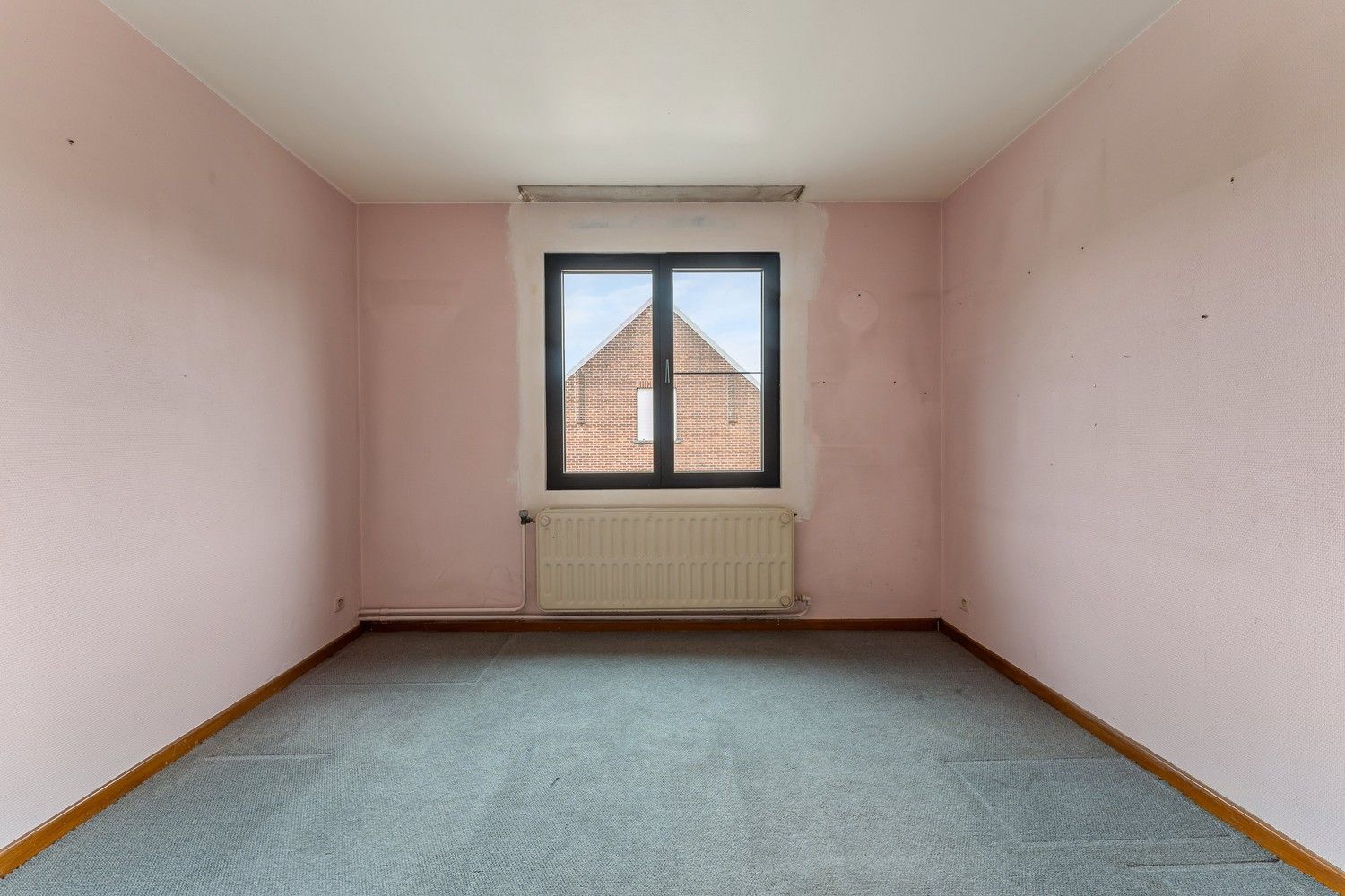 Deels gerenoveerde woning met 5 slpkrs en grote omheinde tuin foto 17