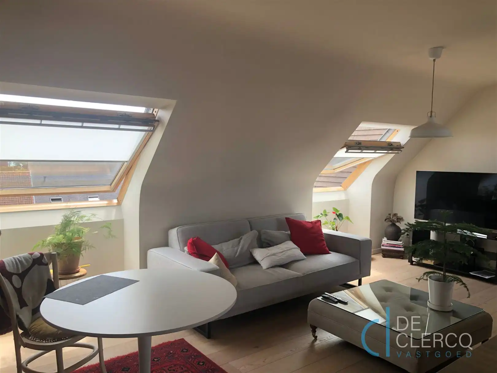 Lichtrijk dakappartement met terras en garage! foto 6