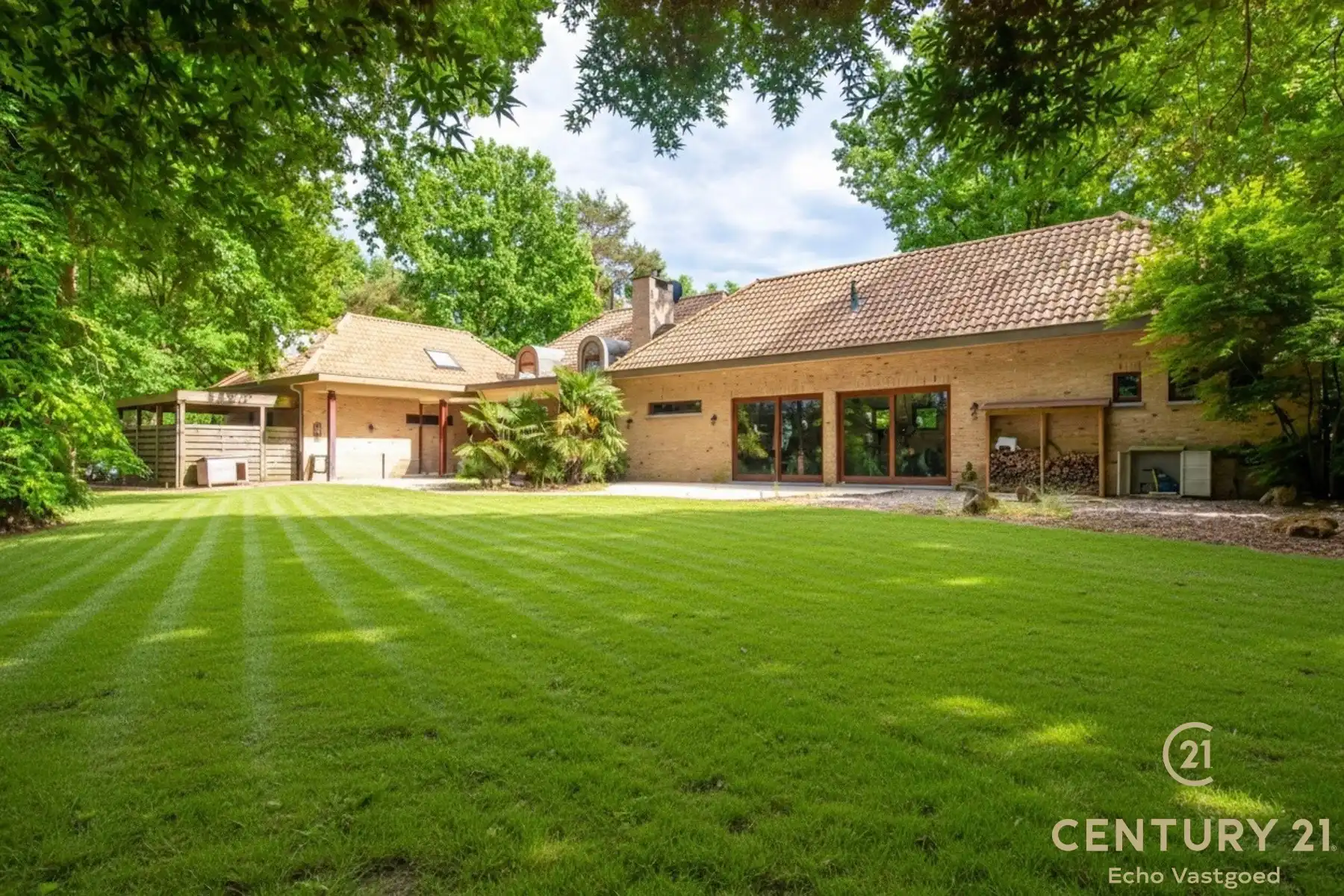 Riante villa met 5 slaapkamers, 4 badkamers en binnenzwembad foto {{pictureIndex}}