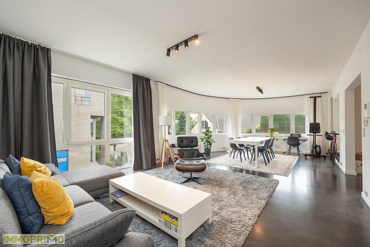 Ruim appartement met 3 slaapkamers en terras van 12 m2. foto {{pictureIndex}}