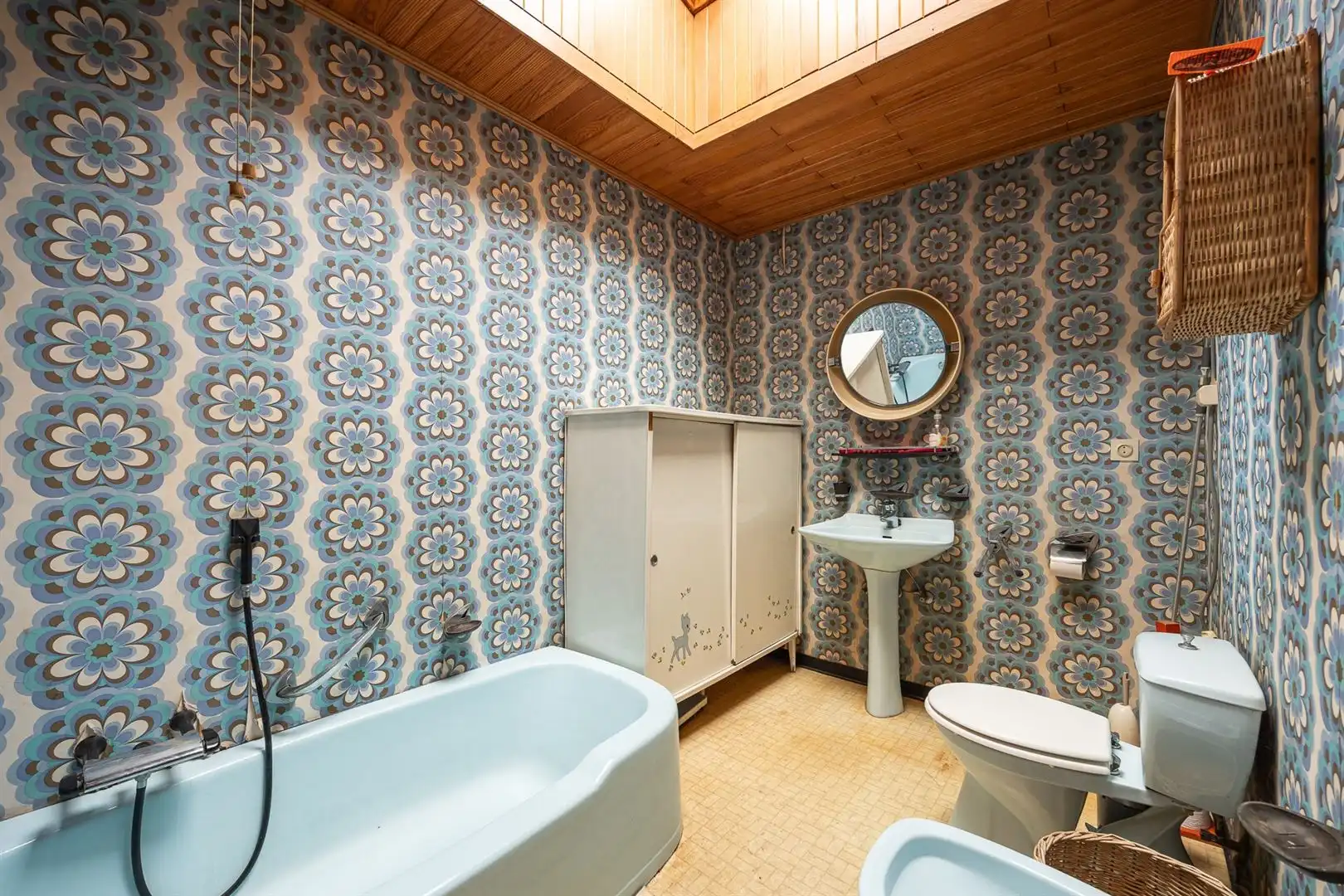 Te renoveren woning met veel potentieel! foto 9