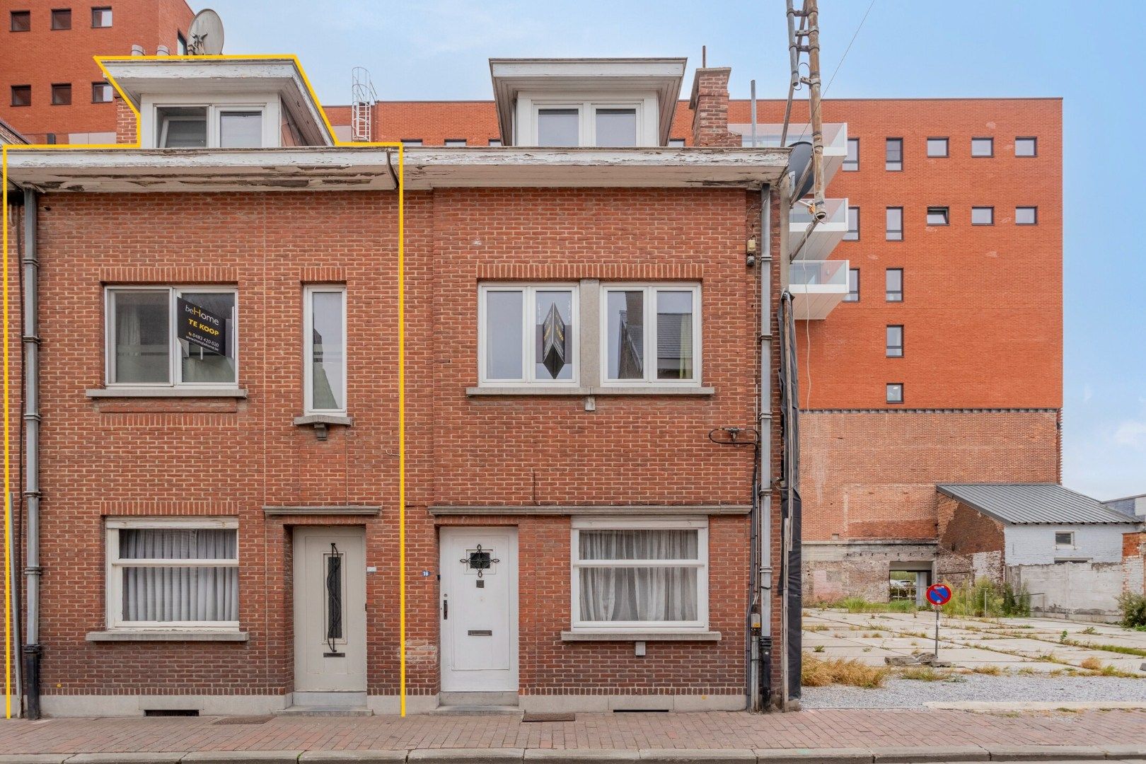 Op zoek naar een woning met veel potentieel, centraal gelegen in Merchtem? Welkom Home! foto {{pictureIndex}}
