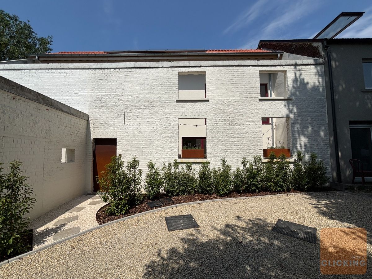 Slim wonen in stijl: volledig gerenoveerde woning in het groene Borchtlombeek foto {{pictureIndex}}