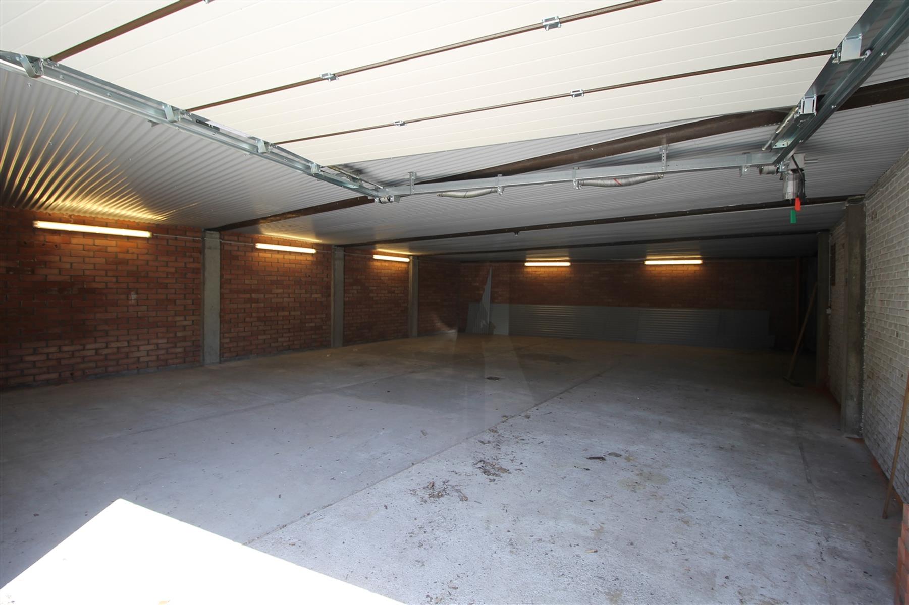 Opslagruimte in L--vorm van ongeveer 200m² links achteraan - met de opslagruimte rechts achteraan. foto 2