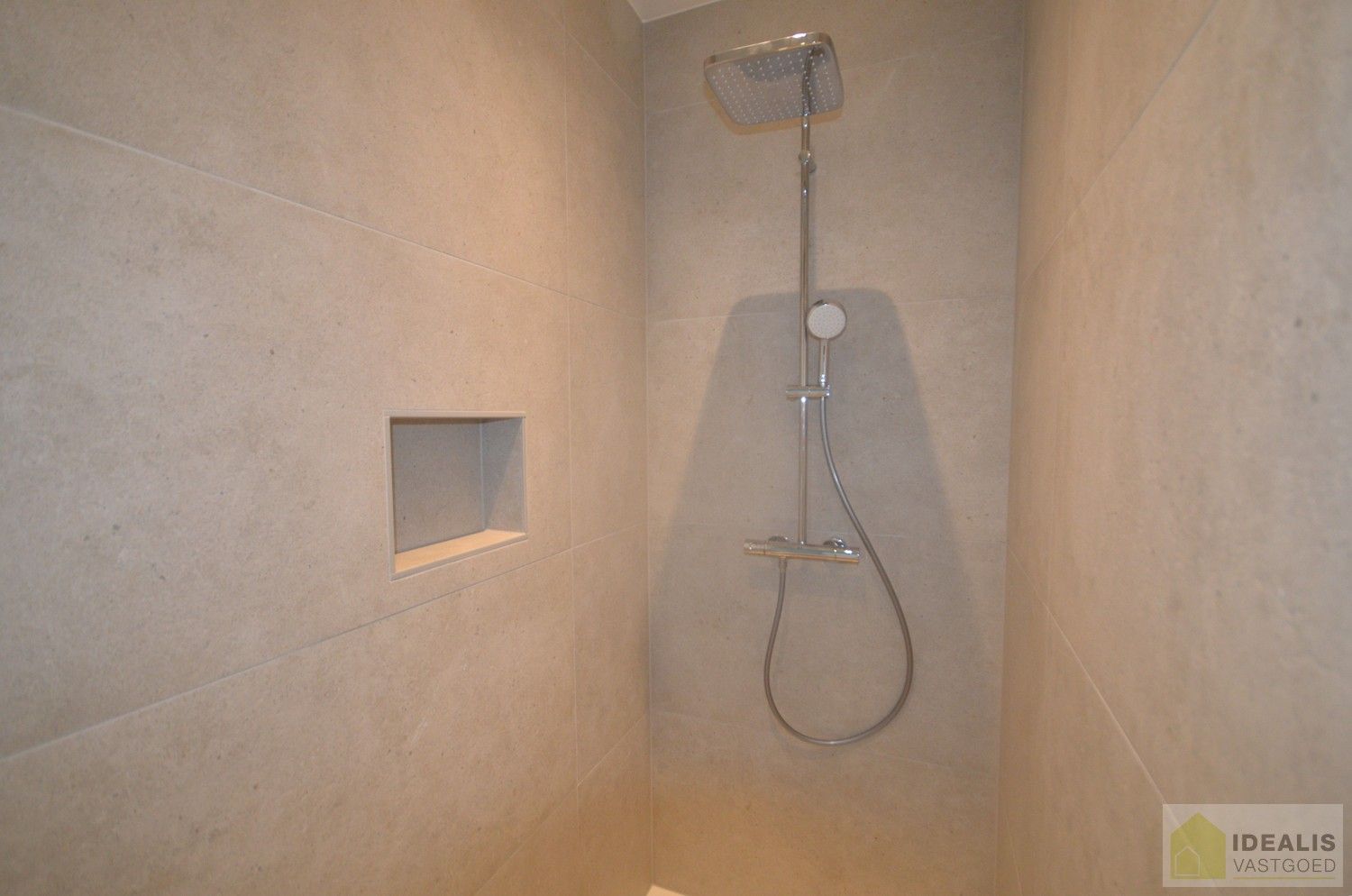 IDEALIS VASTGOED  - Uiterst ruime nieuwbouwwoning met een fijne leefruimte, 4 slaapkamers, praktische wasruimte en inbouwkasten! De woning is volledig geschilderd en dus instapklaar!! Centrale ligging t.o.v. het centrum van Overpelt, alsook vlakbij expresweg A24. foto 16