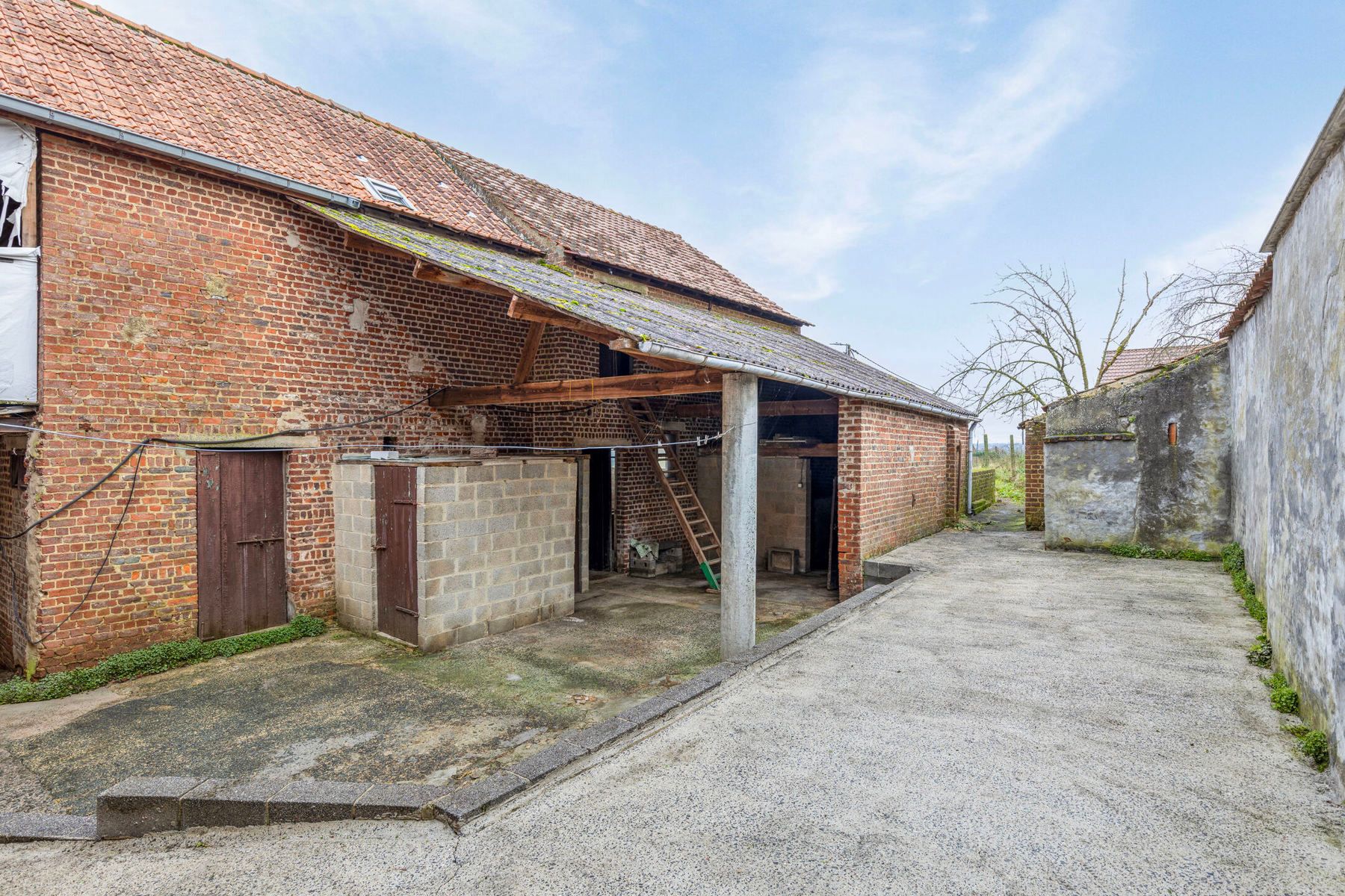 Gunstig gelegen hoevegebouw met veel mogelijkheden foto 4