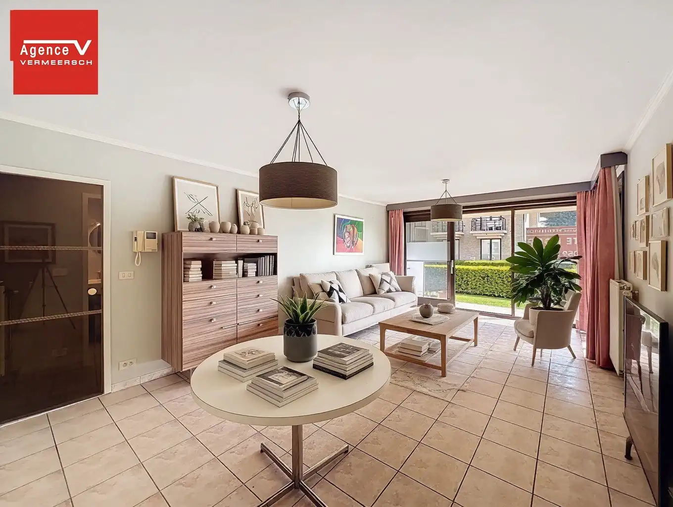 Klassevol gelegen gelijkvloers appartement te Mariakerke met terras.  foto {{pictureIndex}}